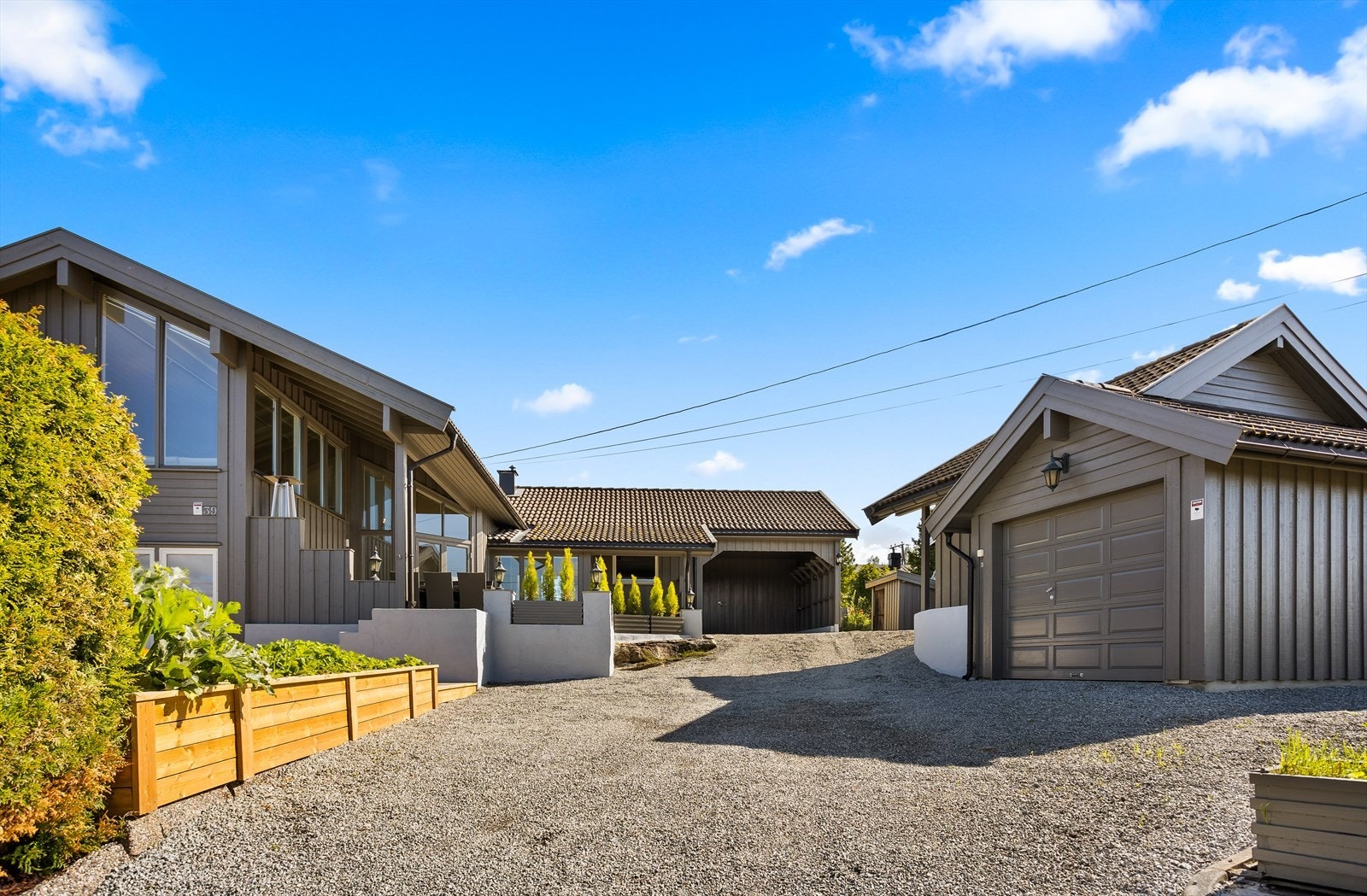 Rikelig med biloppstillingsplass, samt garasje og carport for parkering og lagring. Galleribilde