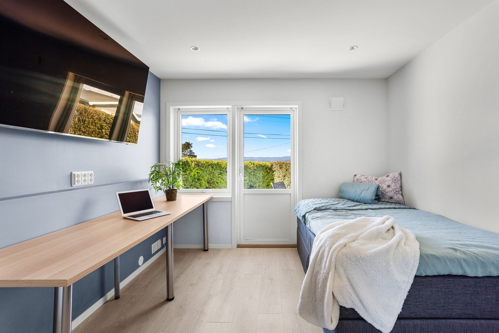 Boligen har to gode soverom i underetasjen. Galleribilde