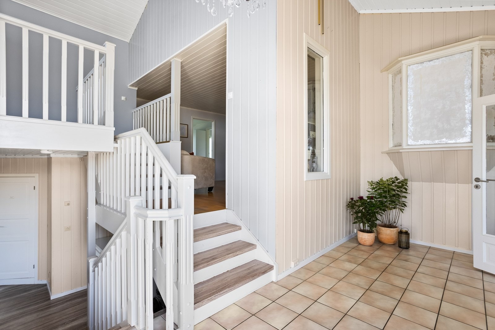 Boligens spennende planløsning med flere halvetasjer skaper en dynamisk romfølelse. Galleribilde