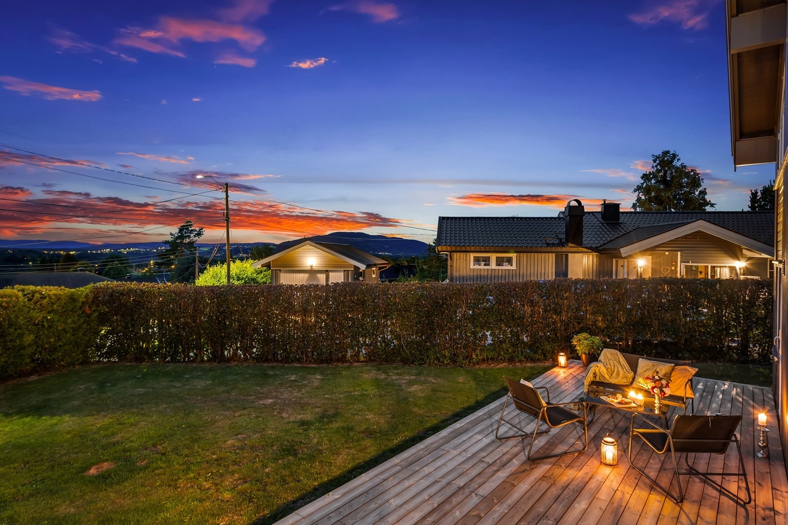 Eiendommen har en stor tomt på 865m² med flotte uteplasser og en nydelig hage. Galleribilde