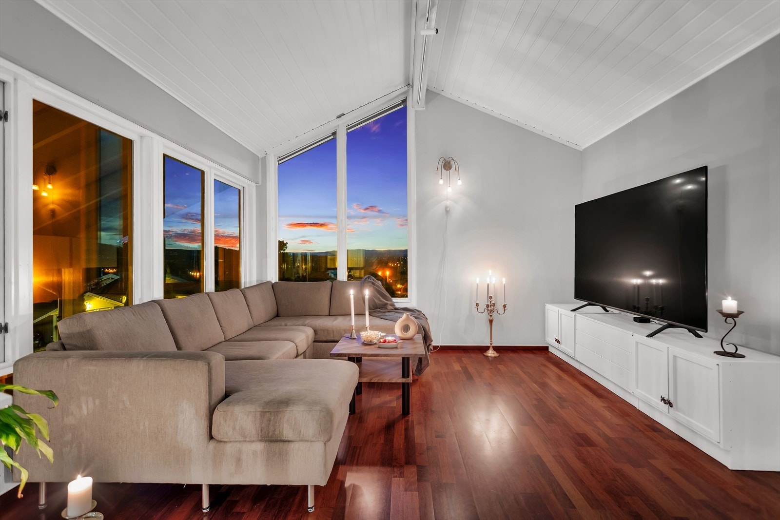 Den øvre stuen er et perfekt sted for avslapning og sosialt samvær. Galleribilde