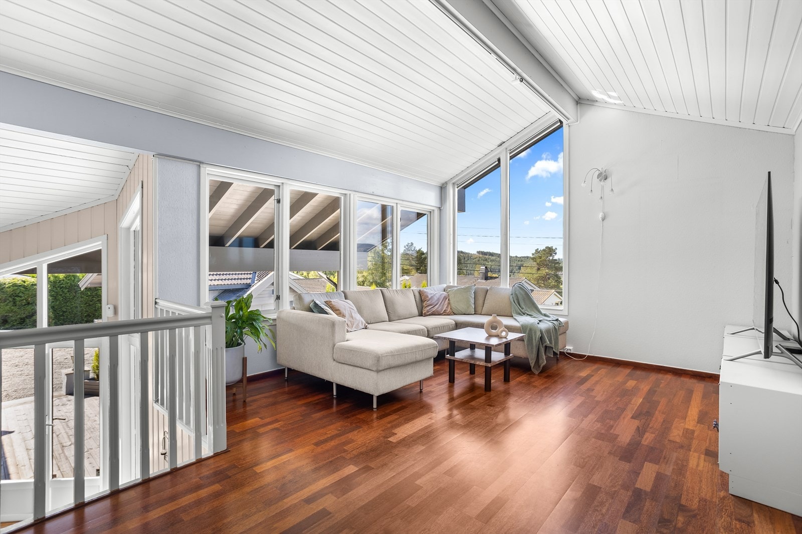 Stuen er romslig og har flere møbleringsmuligheter. Galleribilde