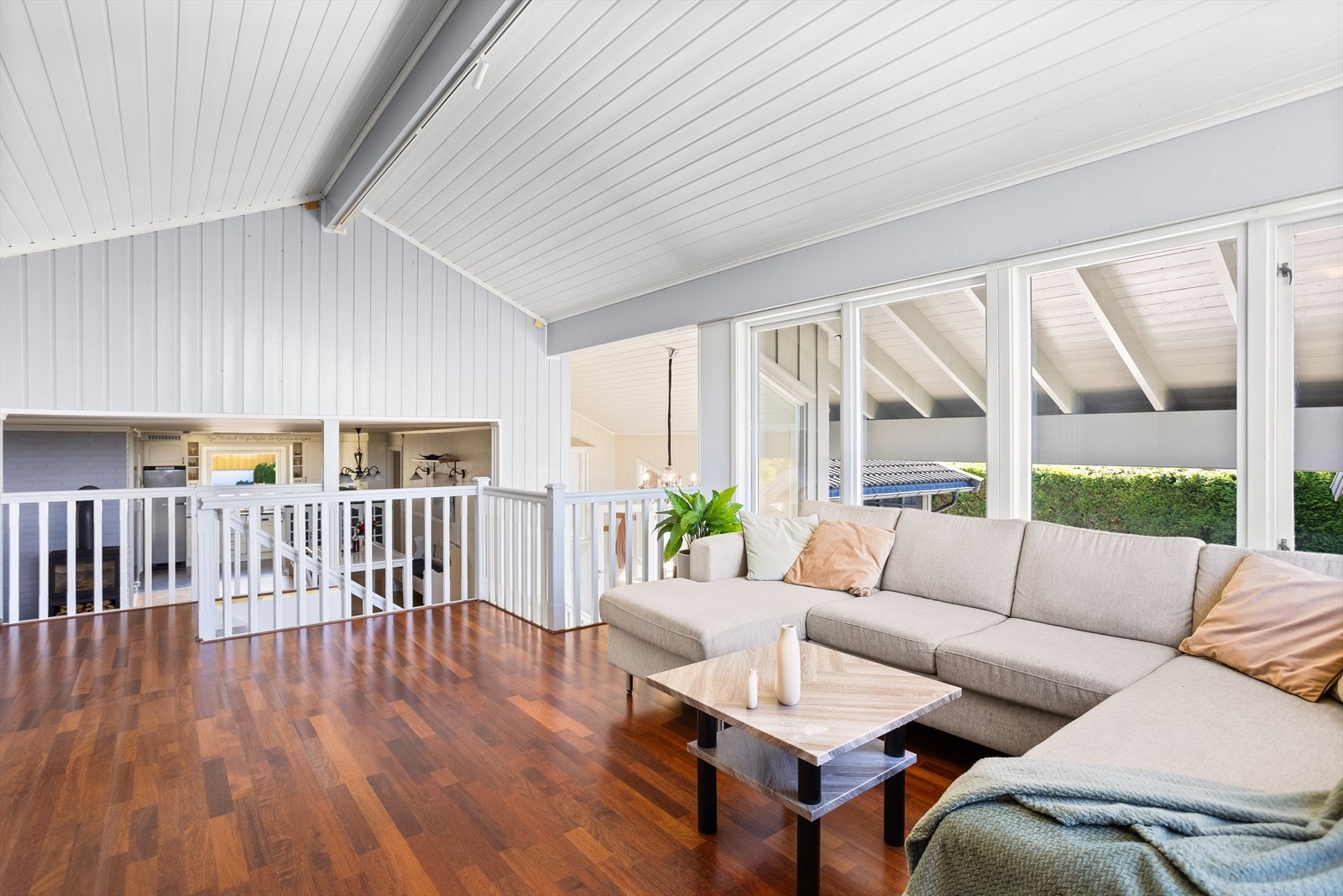 Stuen lar seg enkelt møblere med sofagruppe og mediemøbler. Galleribilde