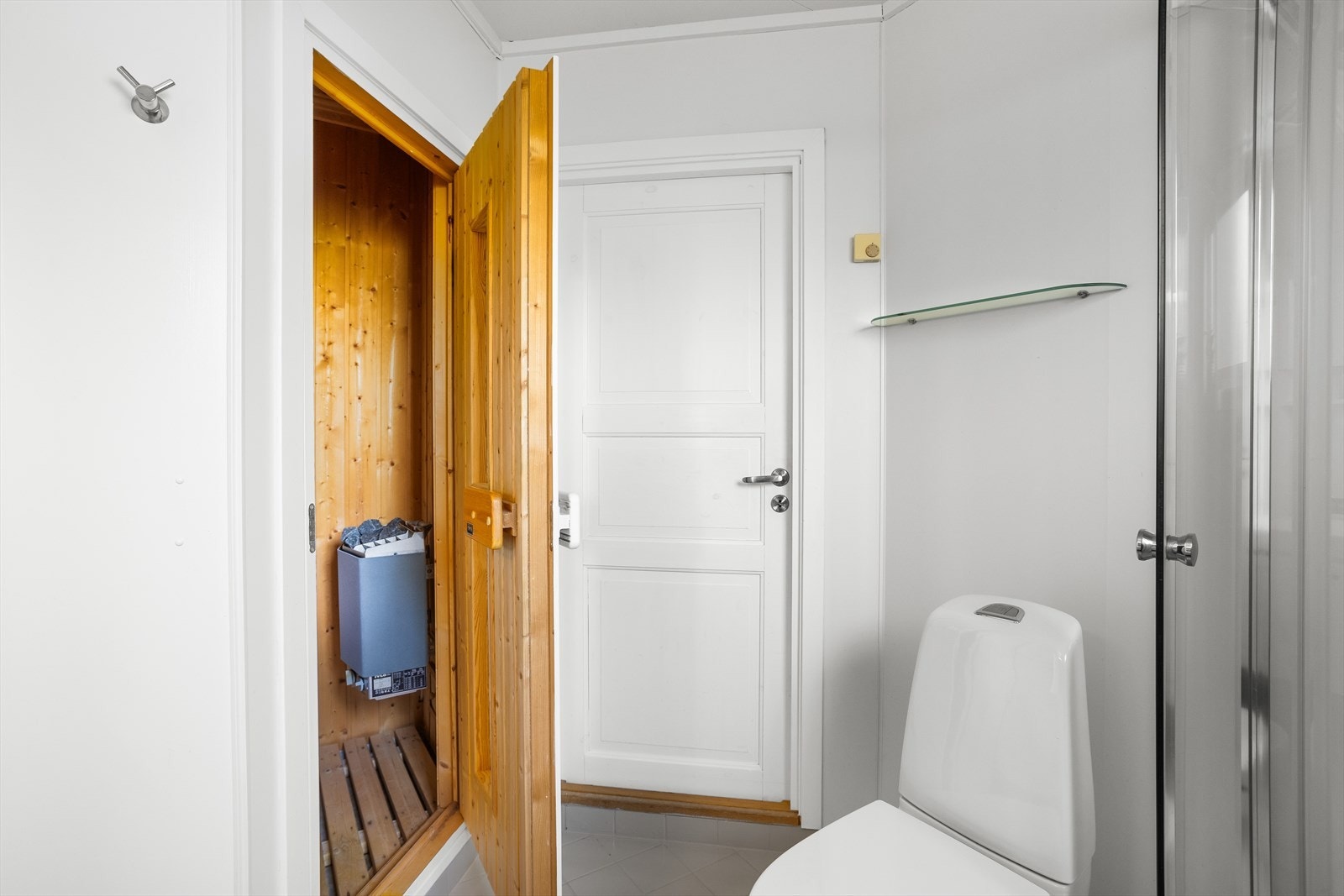 Nyt avslappende stunder i egen badstue med elektrisk ovn. Galleribilde