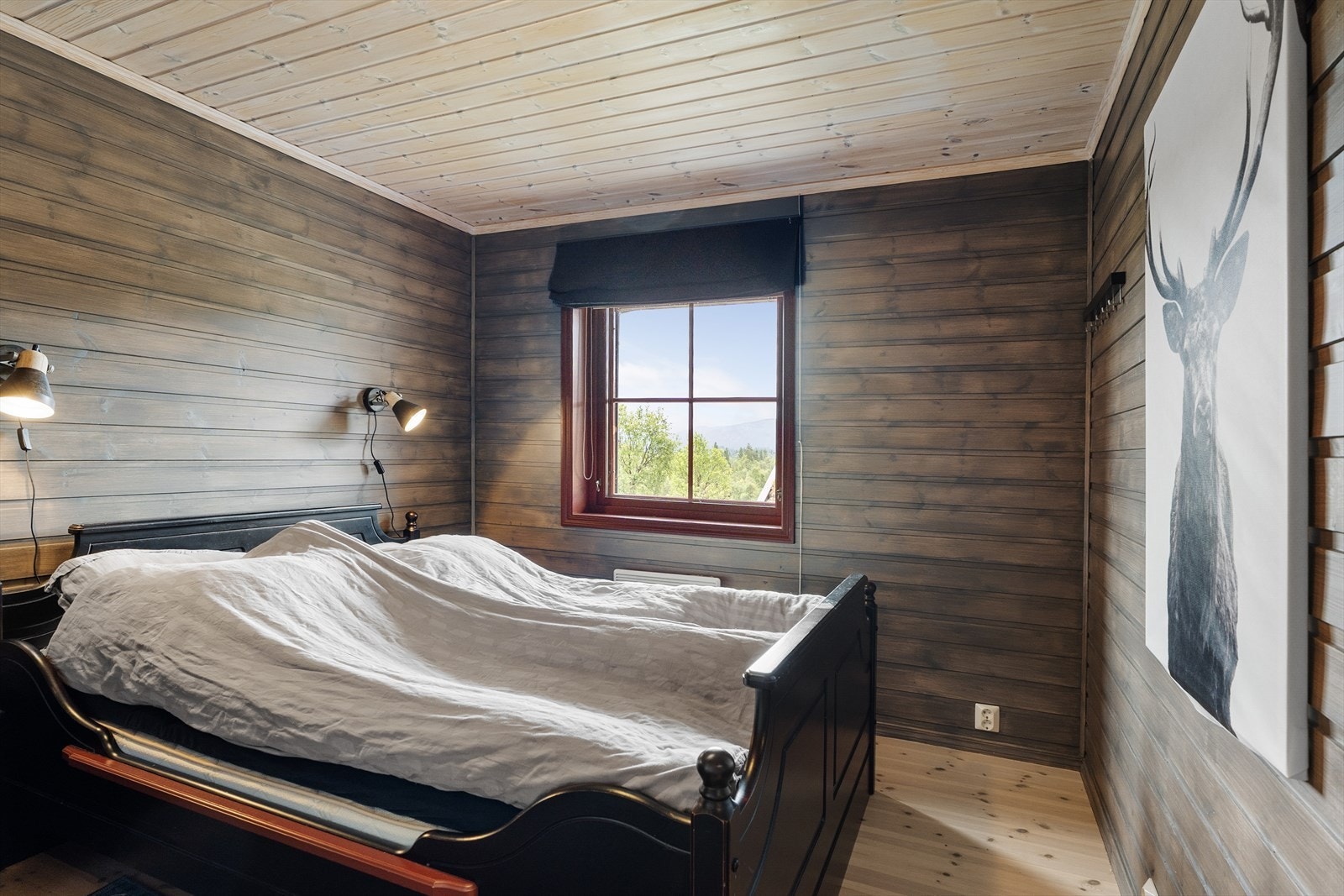 Hovedsoverom med god plass til dobbelseng og tilhørende nattbord Galleribilde