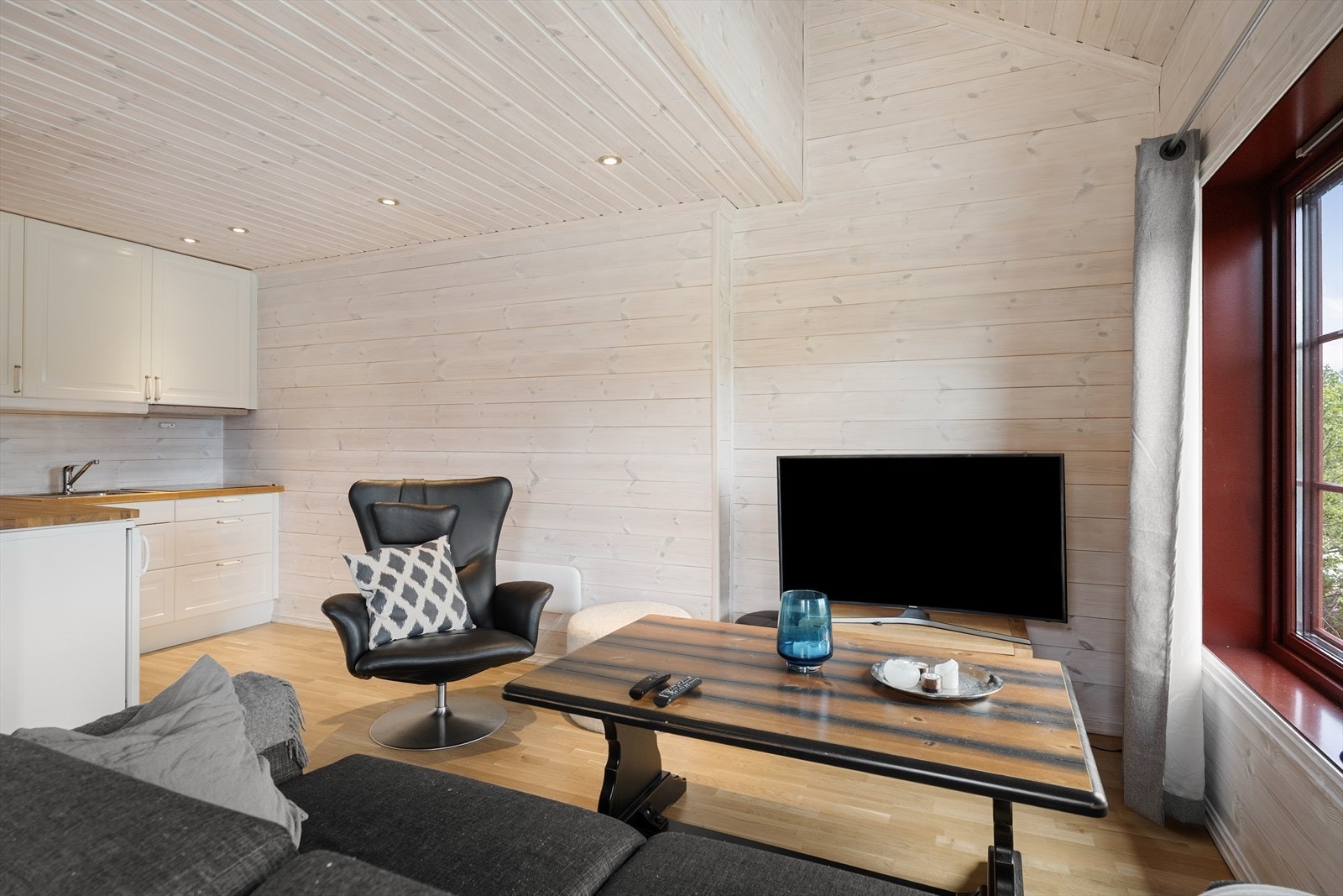 Lyst og trivelig stue med gode møbleringsmuligheter Galleribilde