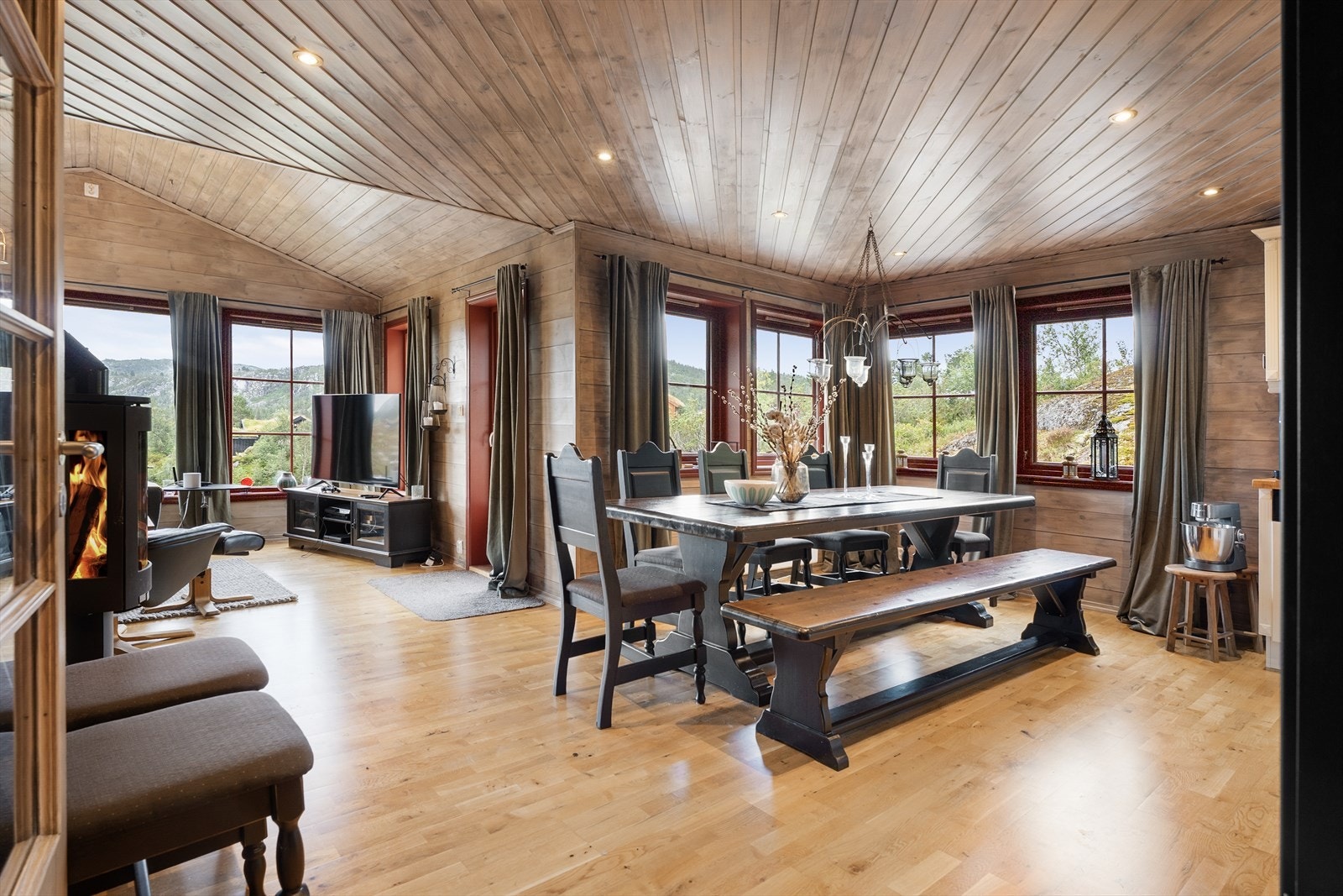 Romslig stue/kjøkken med gode møbleringsmuligheter med god plass til spisebord og sofagruppe Galleribilde