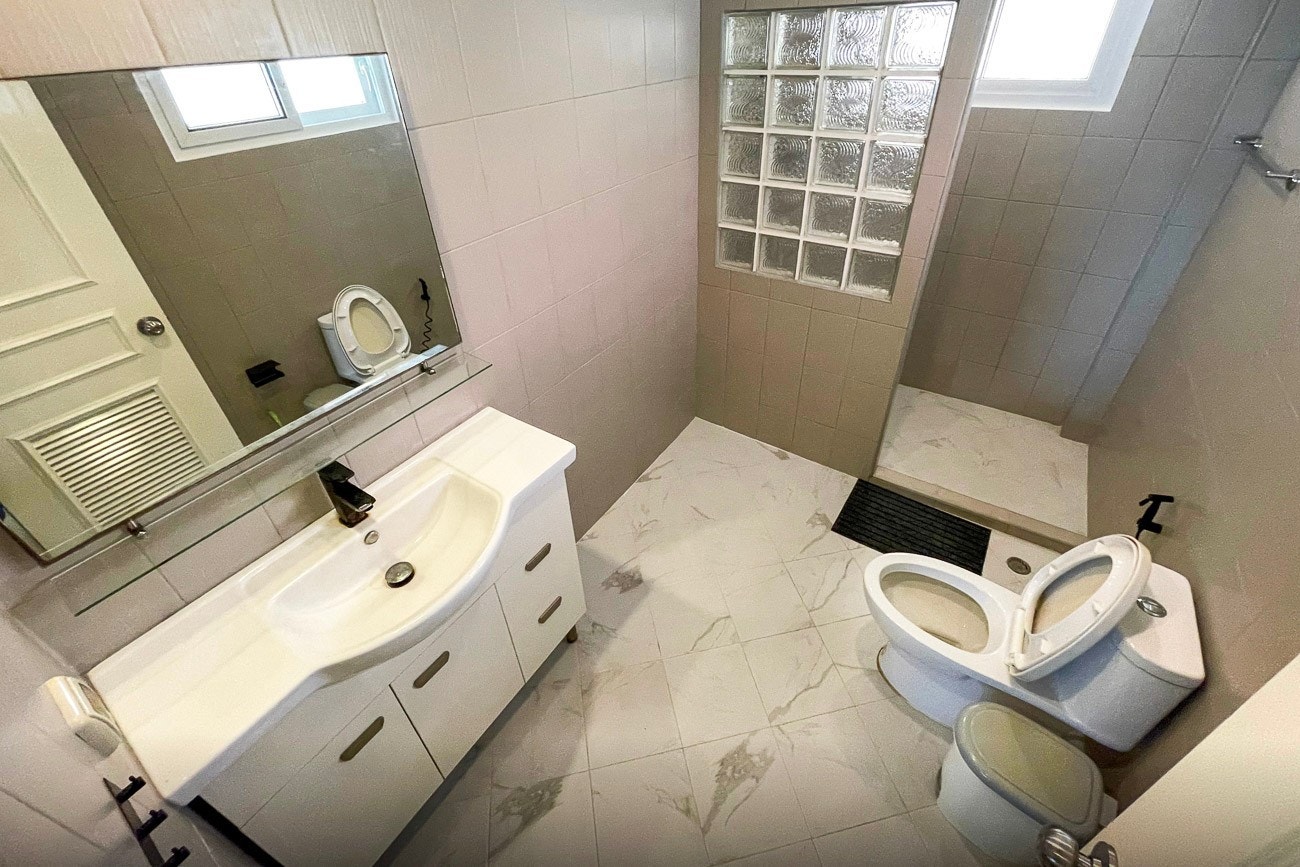 Felles bad/ WC ved gangen Galleribilde