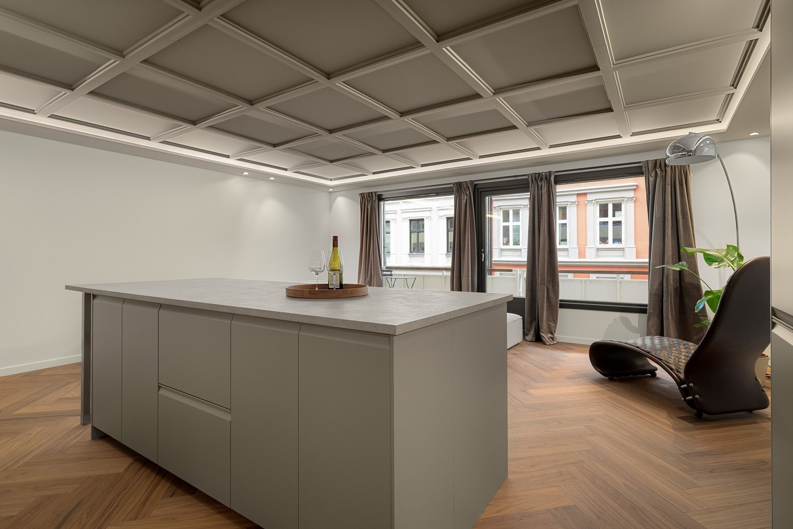 Den romslige kjøkkenøya gir godt med arbeidsplass og binder rommet sammen. Galleribilde