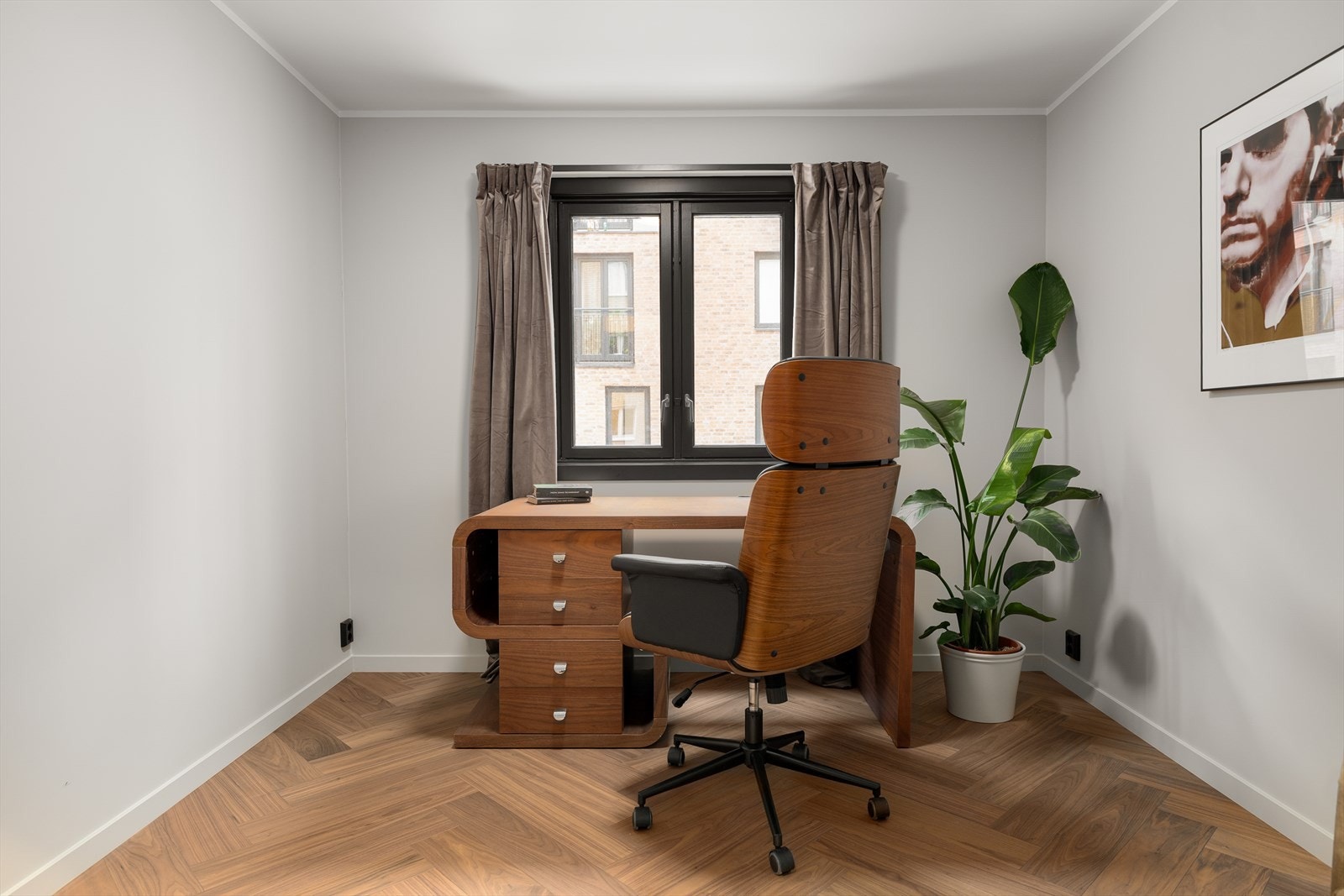 Det andre soverommet passer perfekt som hjemmekontor, gjesterom, barnerom eller en kombinasjon. Galleribilde