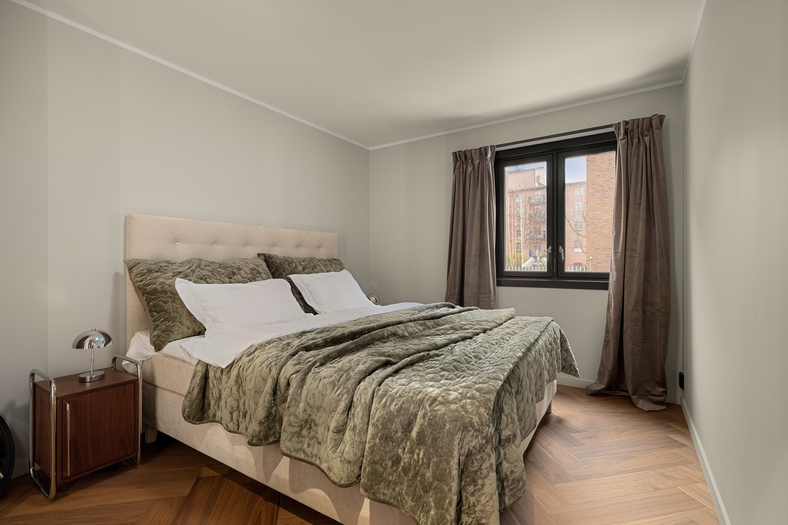 Hovedsoverommet er romslig, med plass til dobbeltseng og tilhørende nattbord. Galleribilde