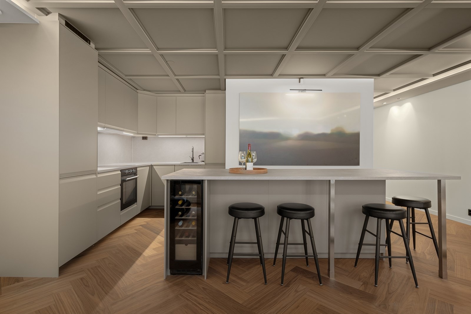 Godt med sitteplasser og innebygd vinskap. Galleribilde