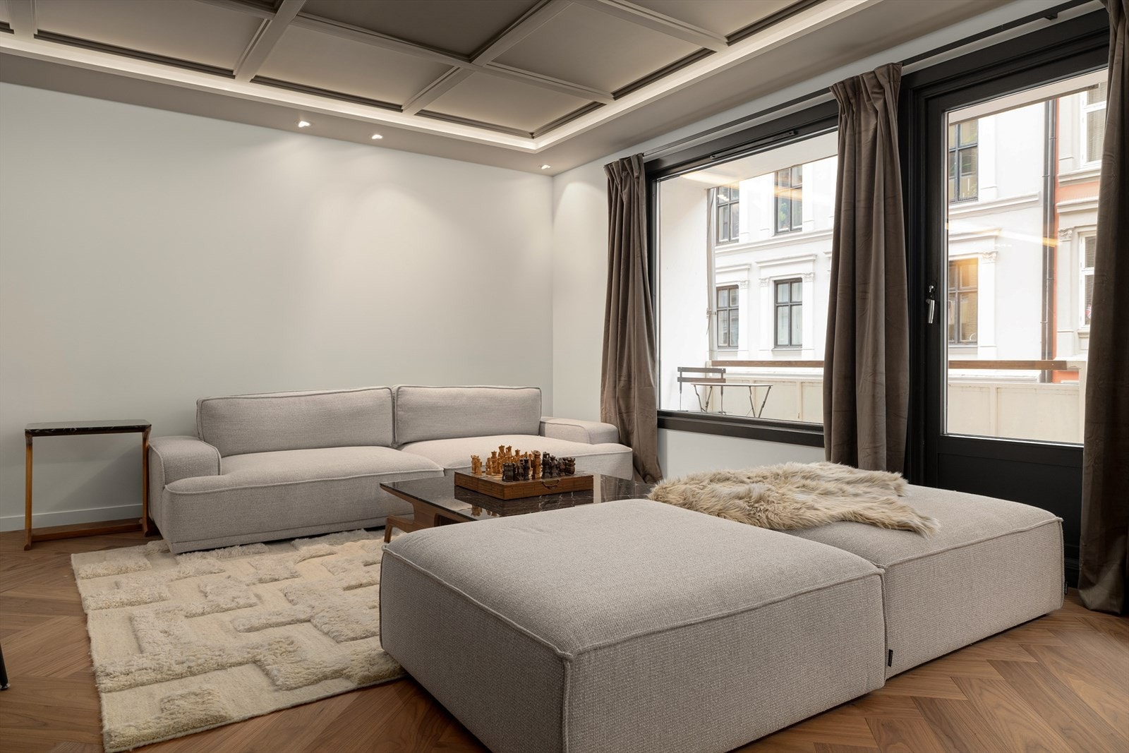 Store vindusflater i stuen gir godt med naturlig lys og utsyn mot nabolaget. Galleribilde