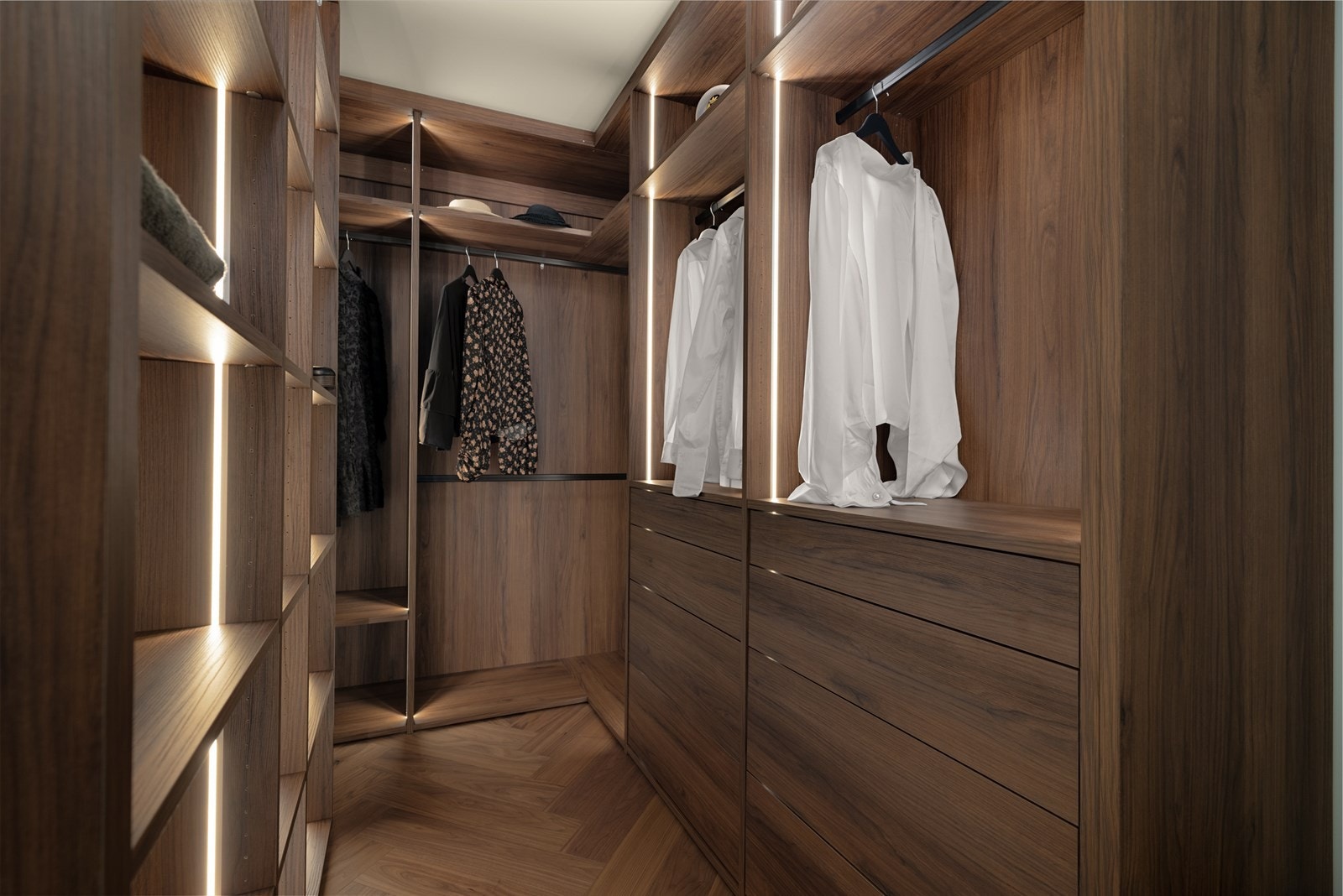 Den eksklusive garderoben har innebygde hyller og skuffer i treverk, fra JKE Design. Galleribilde