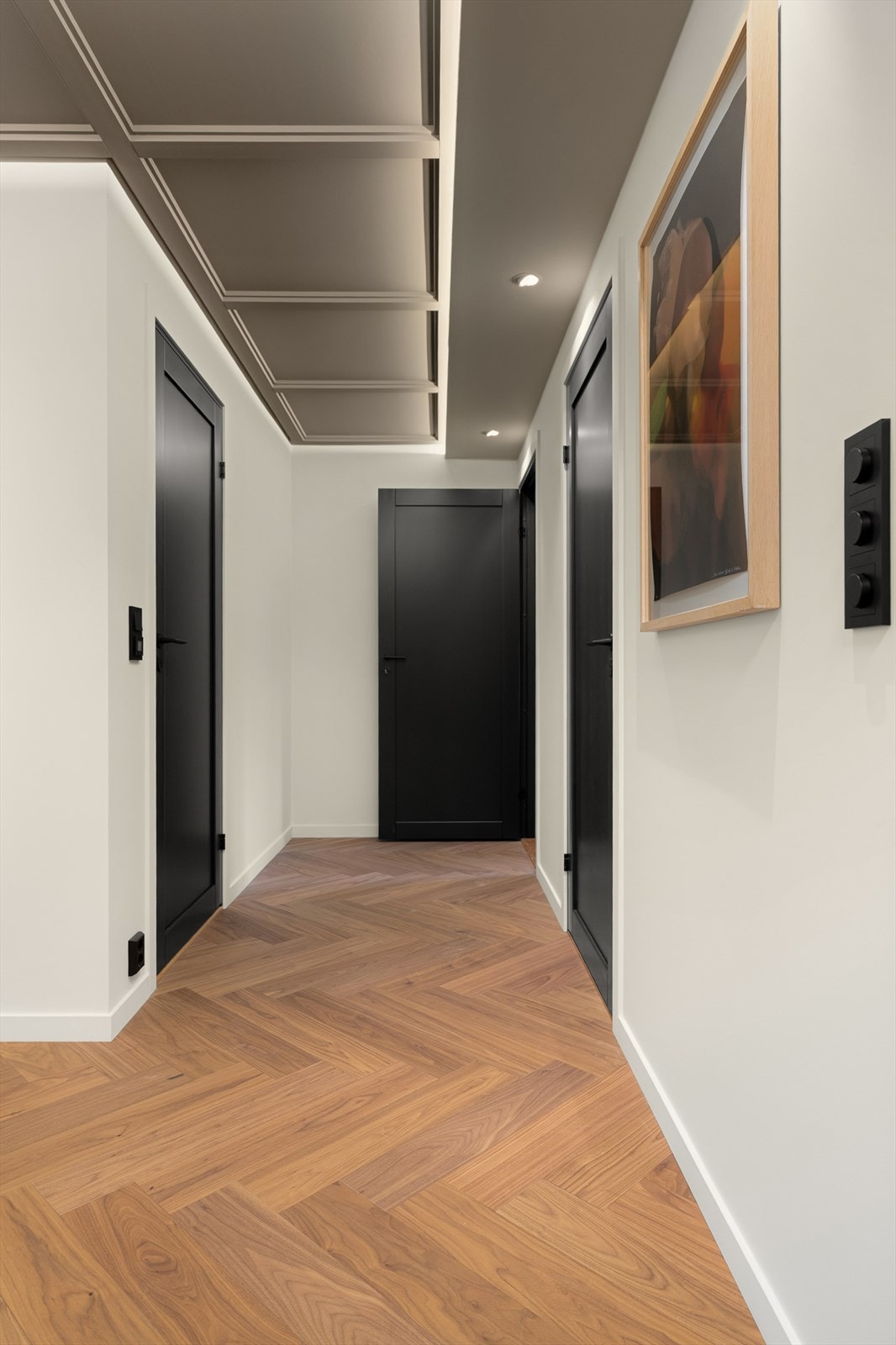 En gjennomgående tråd med sorte dører og håndtak i hele leiligheten. Galleribilde