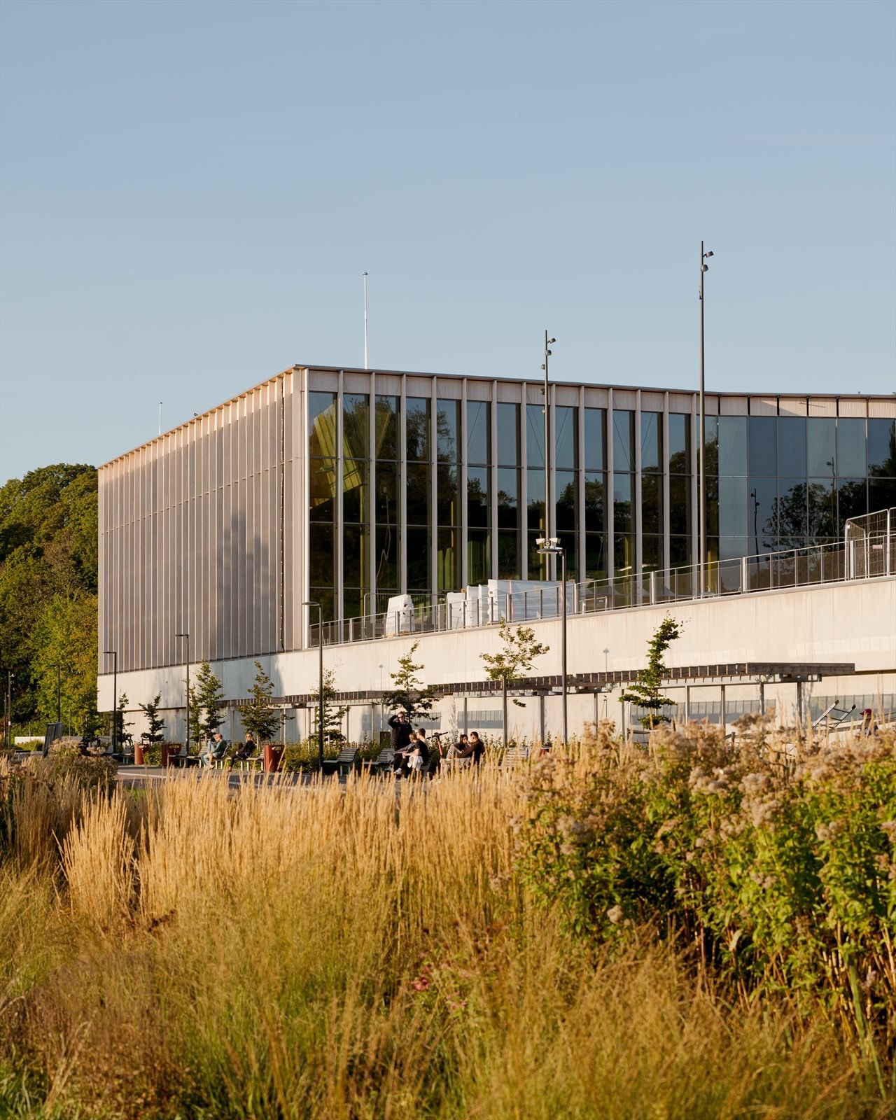 Tøyenbadet ligger kun en kort spasertur unna og byr på både innendørs- og utendørsbasseng, treningssenter og velværetilbud. Her har du et flott sted for både hverdagstrening, rekreasjon og familieaktiviteter rett i nabolaget. Galleribilde
