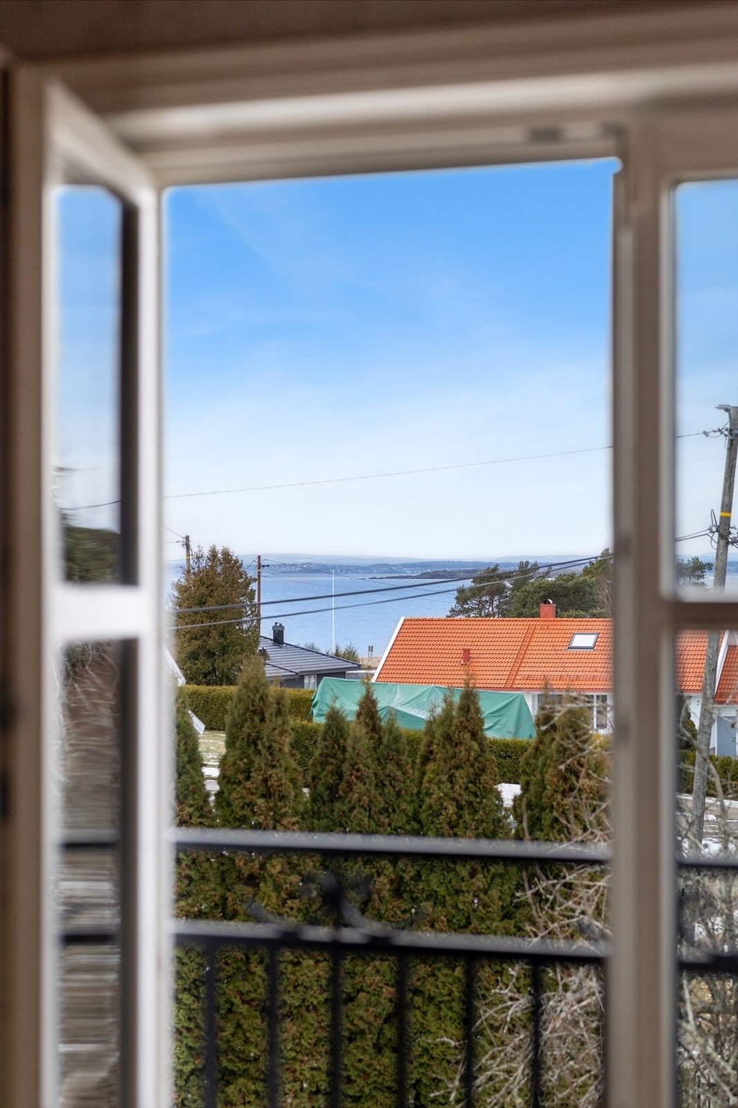 Åpne dørene og start dagen med frisk luft fra den franske balkongen. Galleribilde