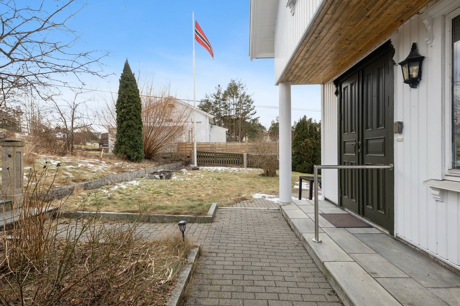 Fra gårdsplassen eller dobbelgarasjen ledes du til inngangspartiet via belegningsstein og velstelte grøntområder. Galleribilde