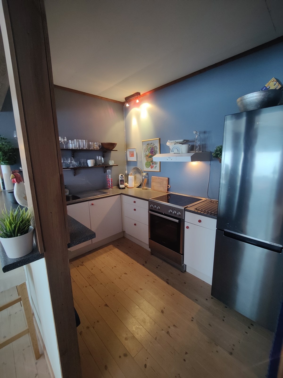 Kjøkken i vinkel med lys innredning. Galleribilde