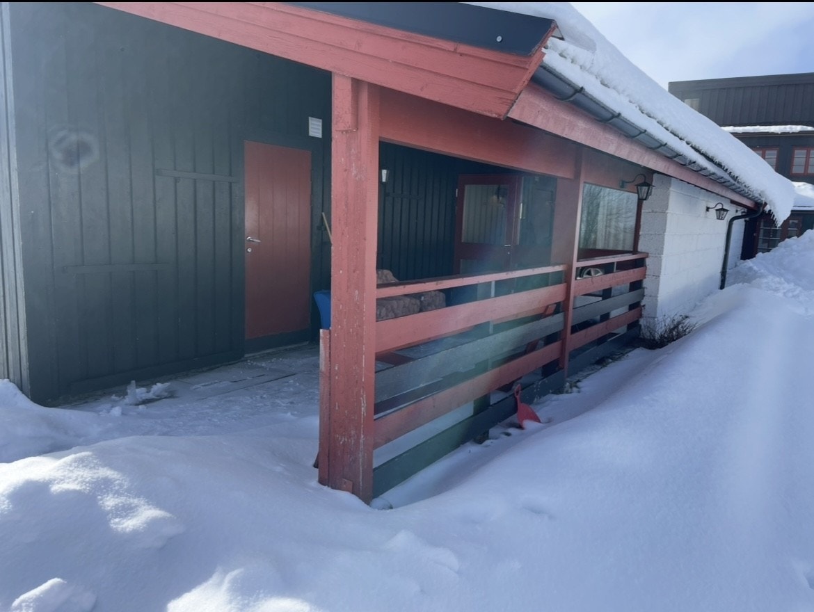 Inngangsparti - Inn døren til venstre er det mulig å preppe og oppbevar ski. Galleribilde