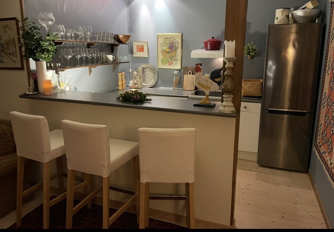 Åpent kjøkken med barløsning. Galleribilde