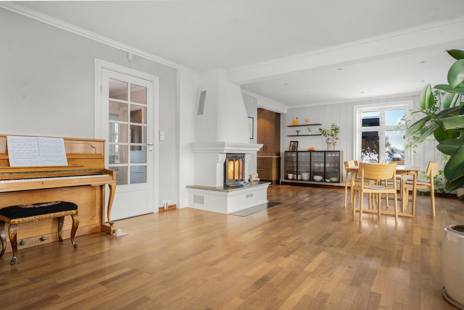 Boligen varmes opp ved hjelp av strøm, varmepumpe og ved. Galleribilde