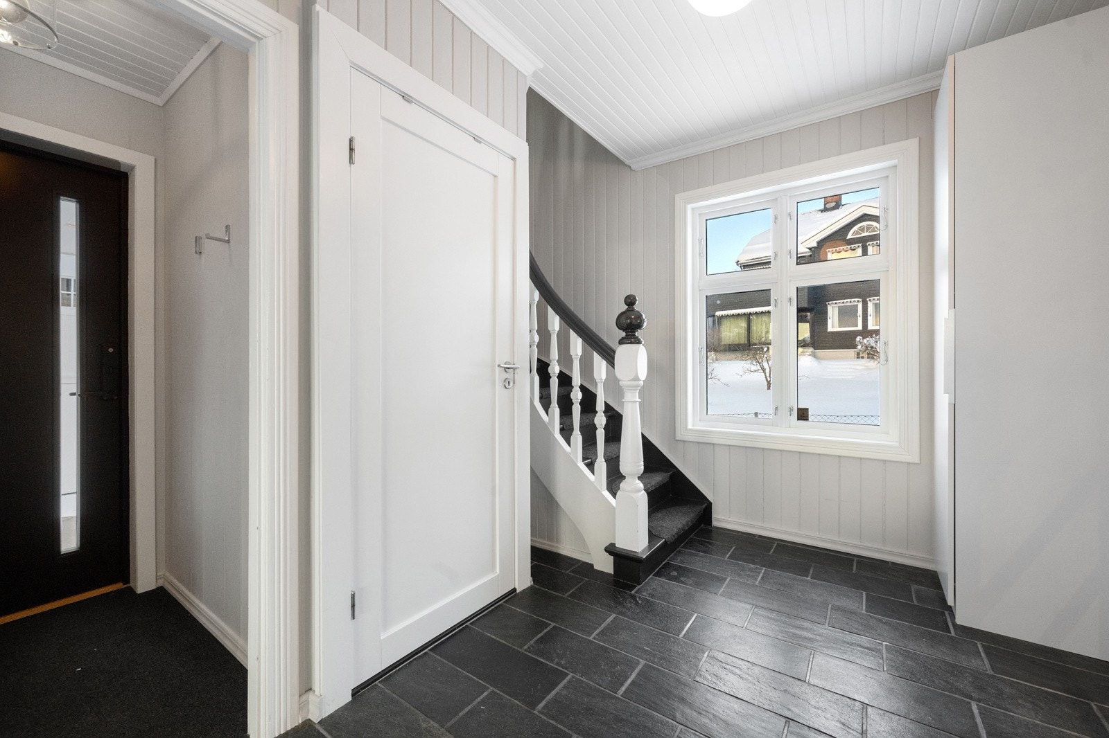 Adkomst til boligen via vindfang og videre inn i hall med god plass til oppbevaring av klær og sko. Galleribilde