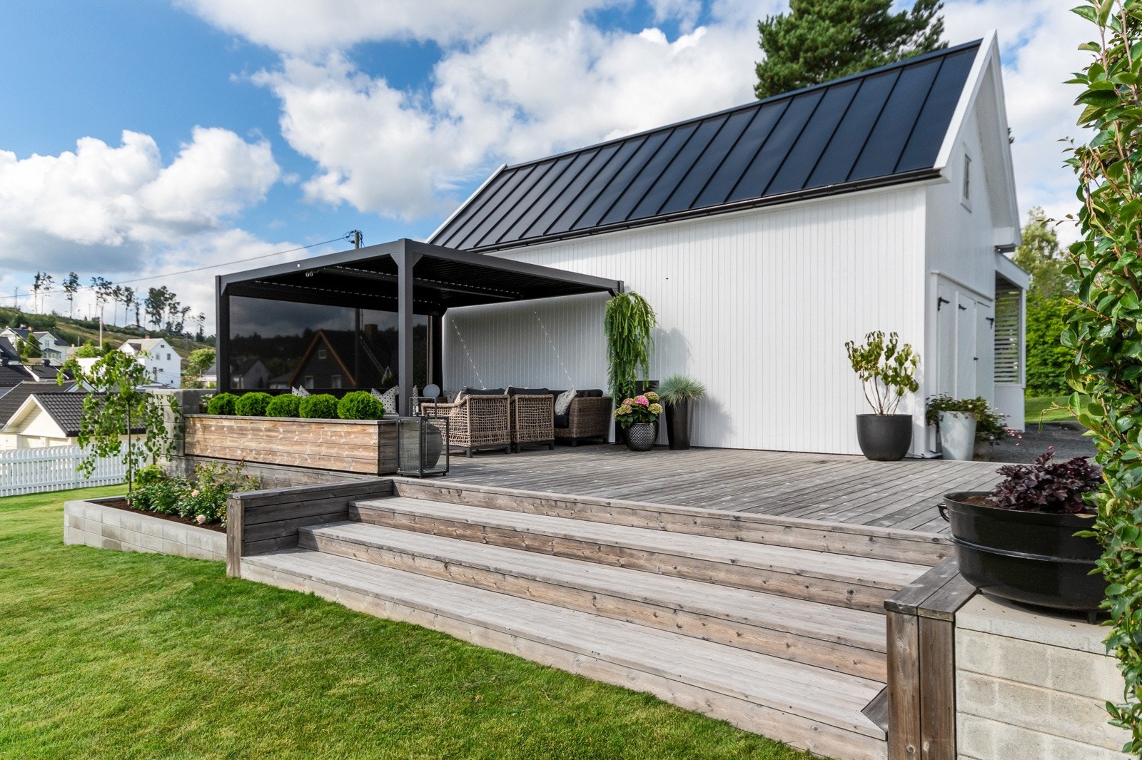 Fra uteplassen er det etablert trapp ned til hage. Galleribilde