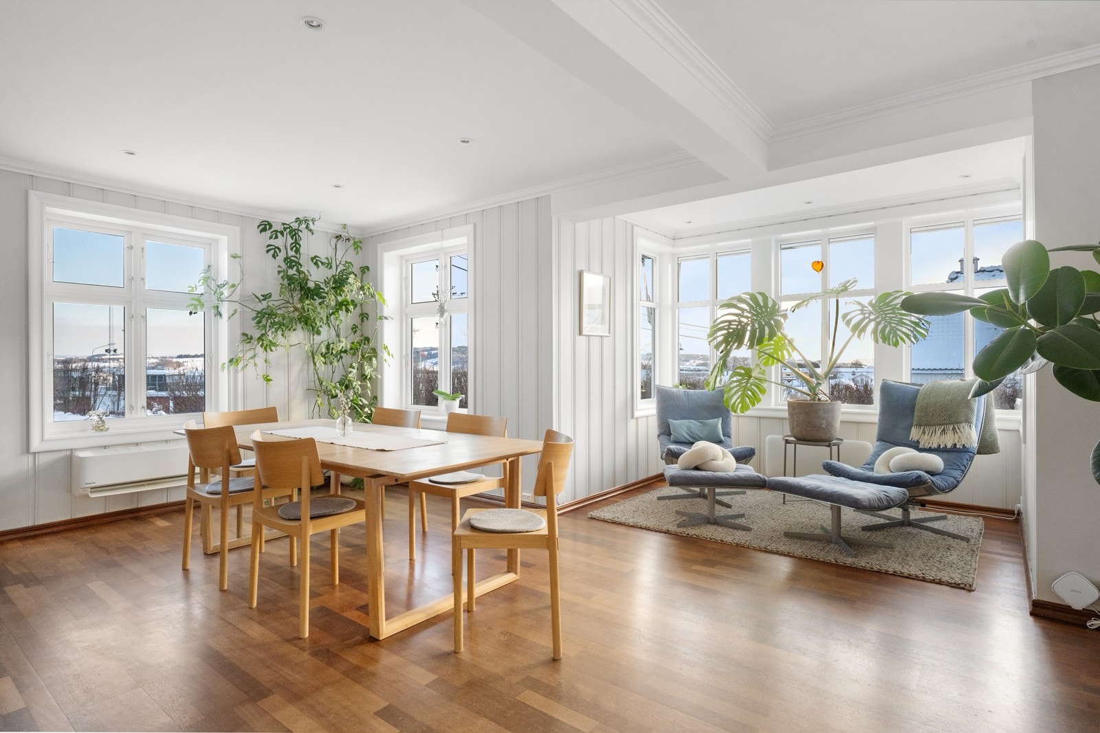 Spisestuen er praktisk plassert i tilknytning til kjøkkenet. Galleribilde