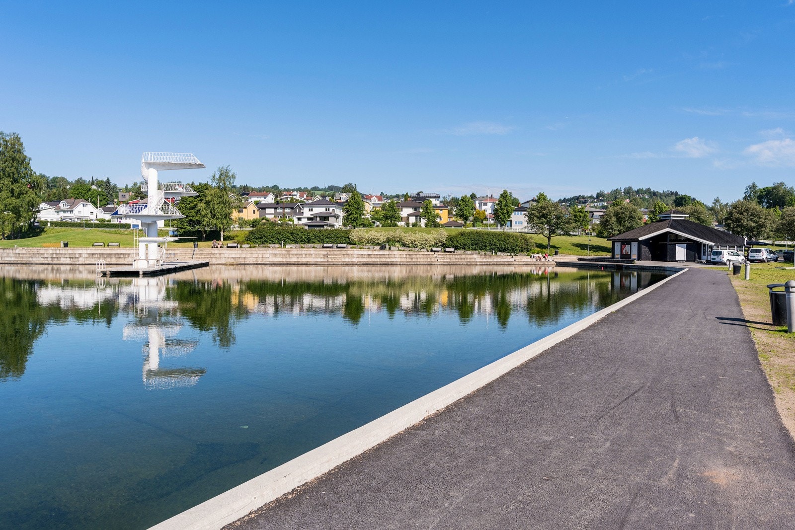 Eiendommen ligger ideelt til, med gangavstand til Fastland med friluftsbad, tennisanlegg og alpinbakke. Galleribilde