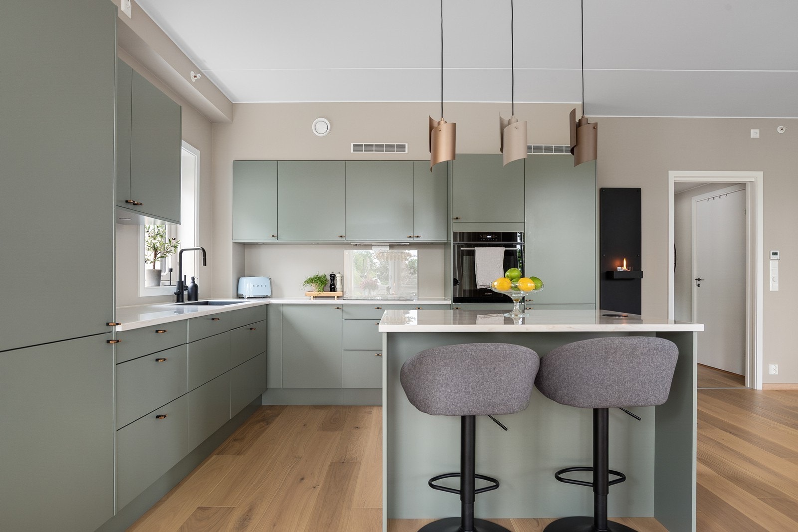 Stor og praktisk kjøkkenøy med to sitteplasser Galleribilde