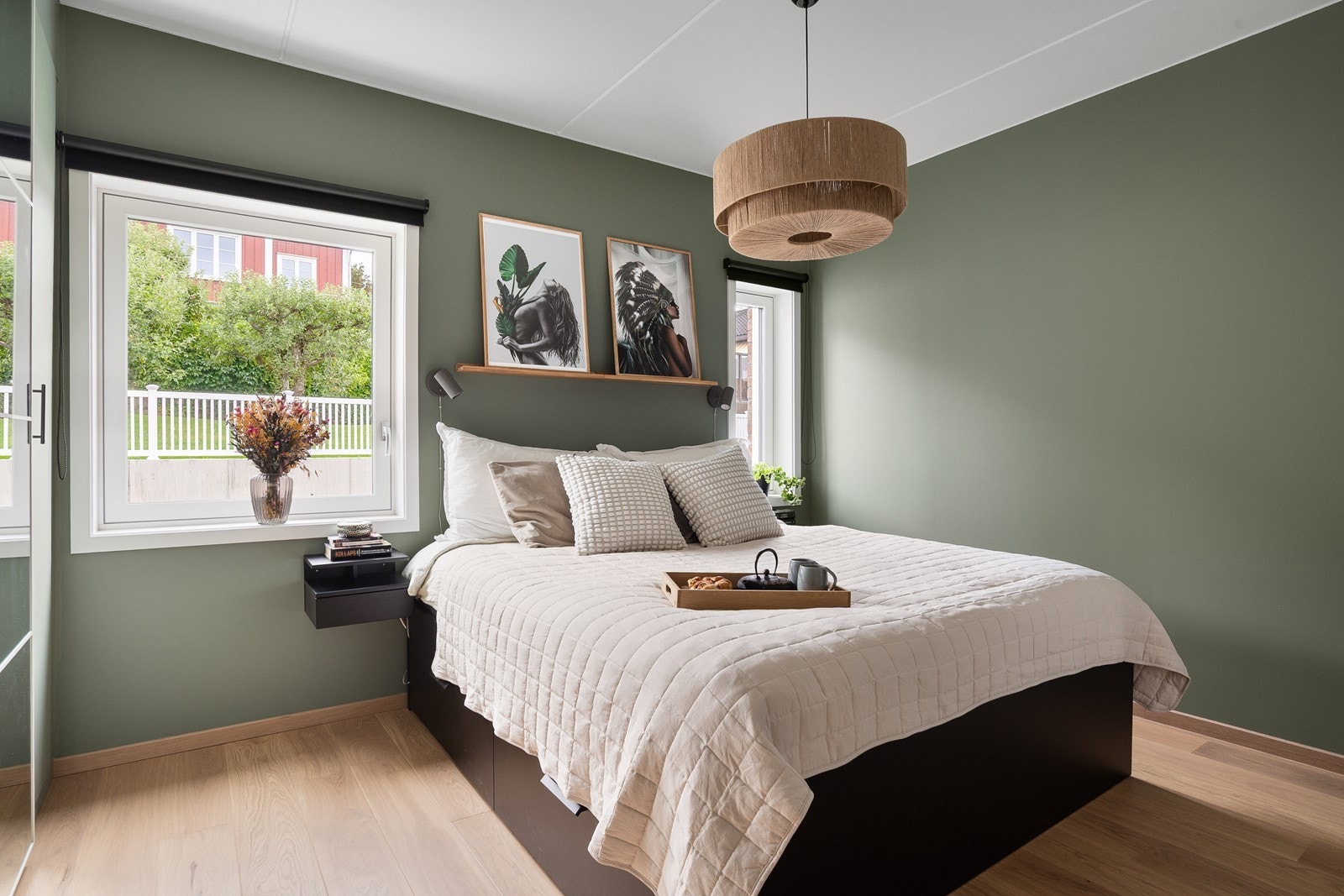 Her får du plass til en stor dobbeltseng og tilhørende møblement Galleribilde