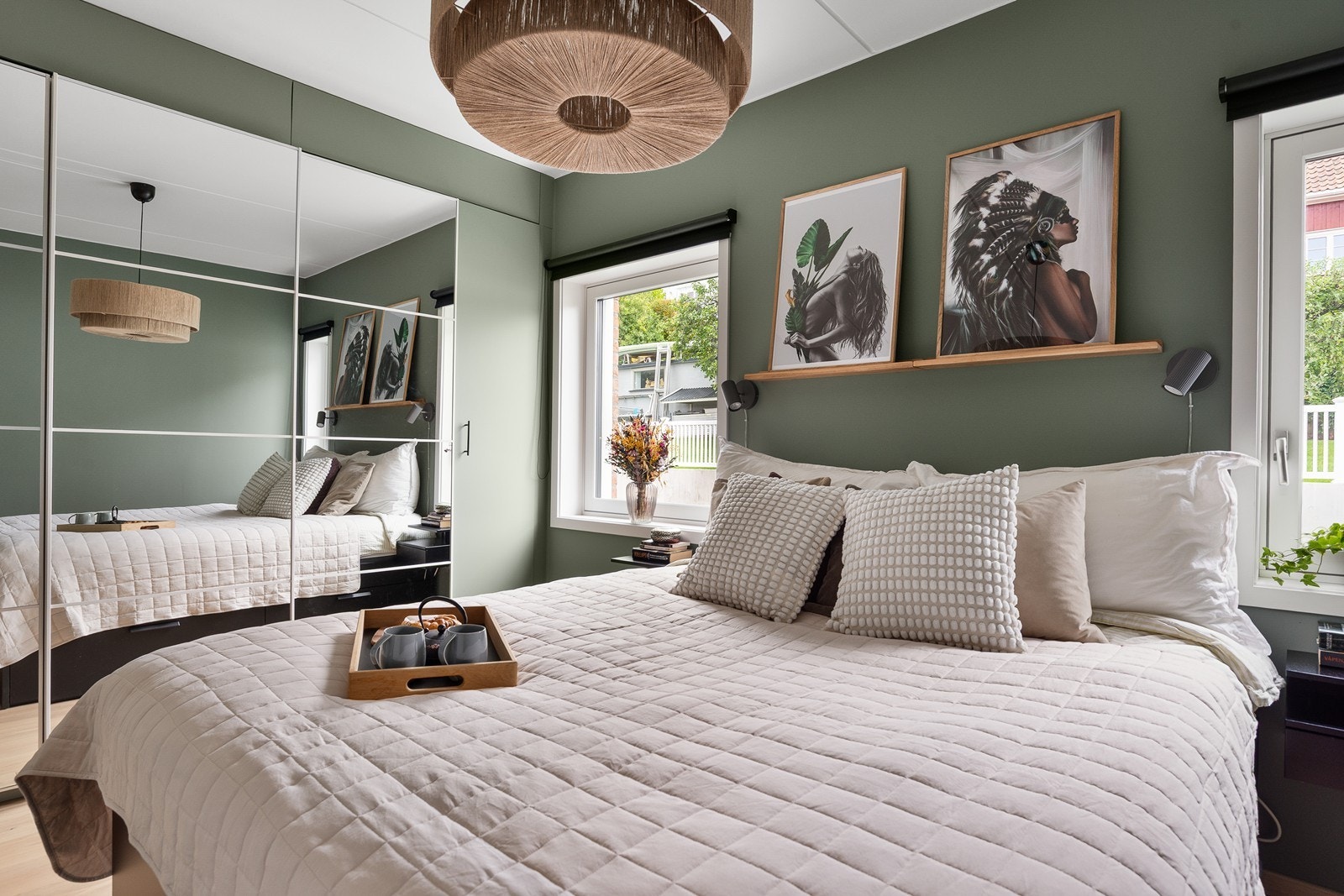 To store vinduer som gjør rommet lyst og fint Galleribilde