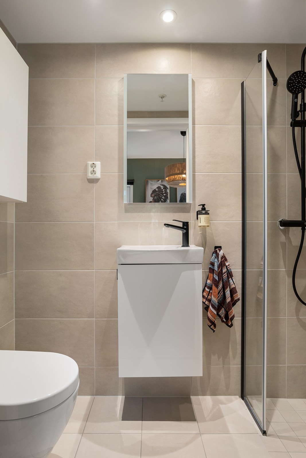 Utstyrt med dusjhjørne, innfellbare dusjdører, mekanisk avtrekk, servant, servantskap, veggmontert wc, rørfordelingsskap og stoppekran Galleribilde