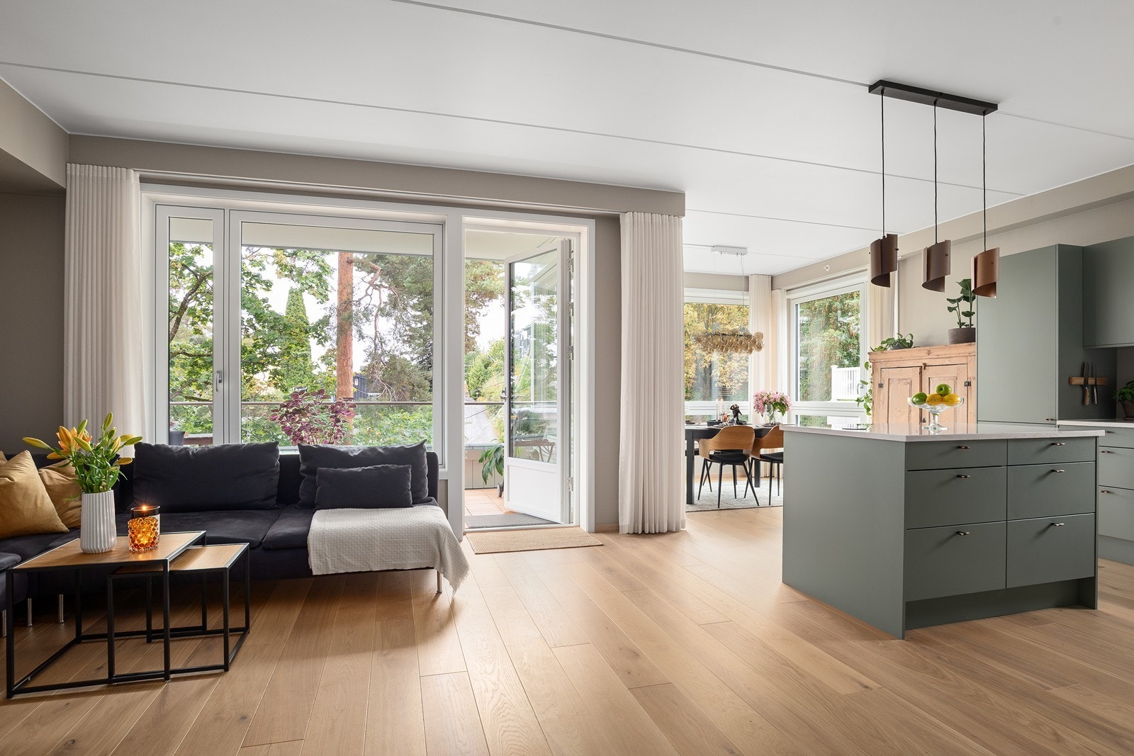 Lys og romslig stue med store vindusflater som slipper inn rikelig med dagslys. Kun TG1 og TG0 Galleribilde