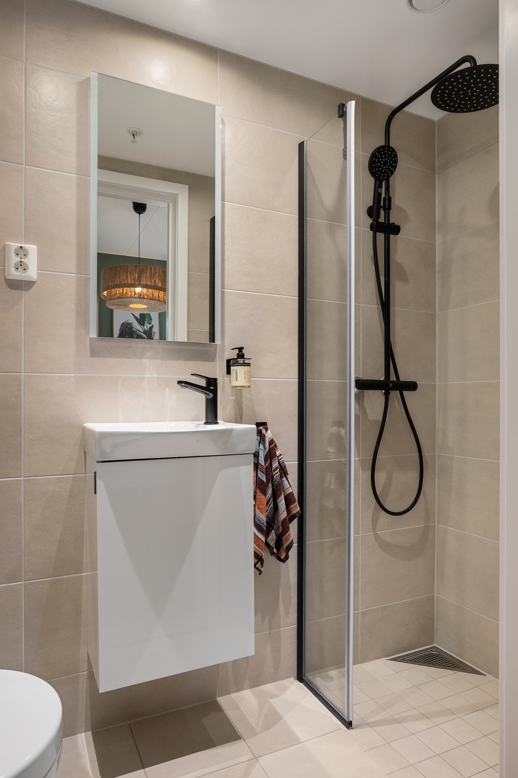 Bad 2 i tilknytning til hovedsoverommet. Her er det også gulvarme og downlights Galleribilde