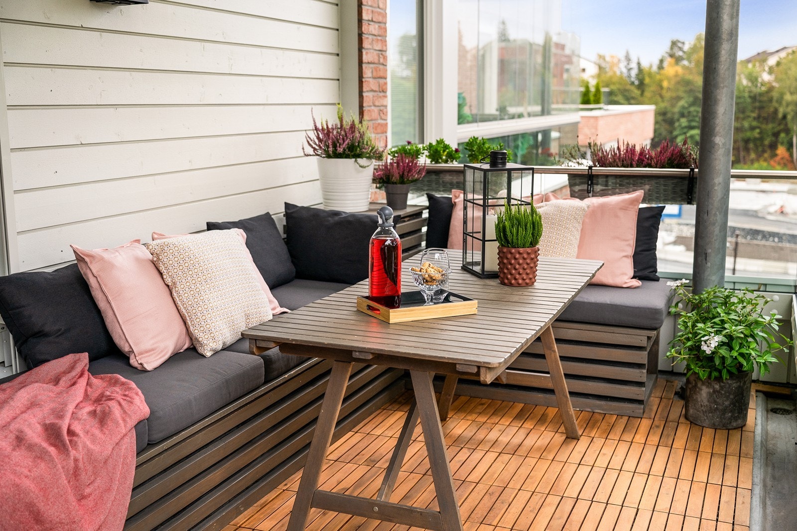 På balkongen har du god plass til utemøbler Galleribilde
