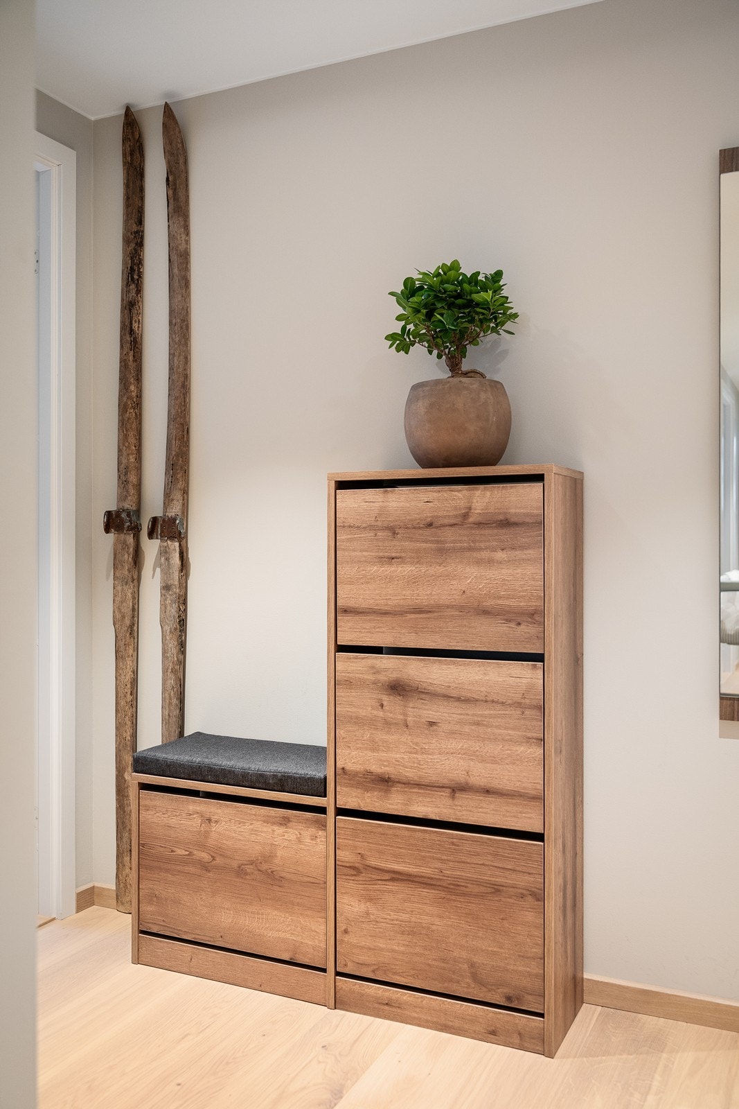 Her kan du sette fra deg skoene i skoskap Galleribilde