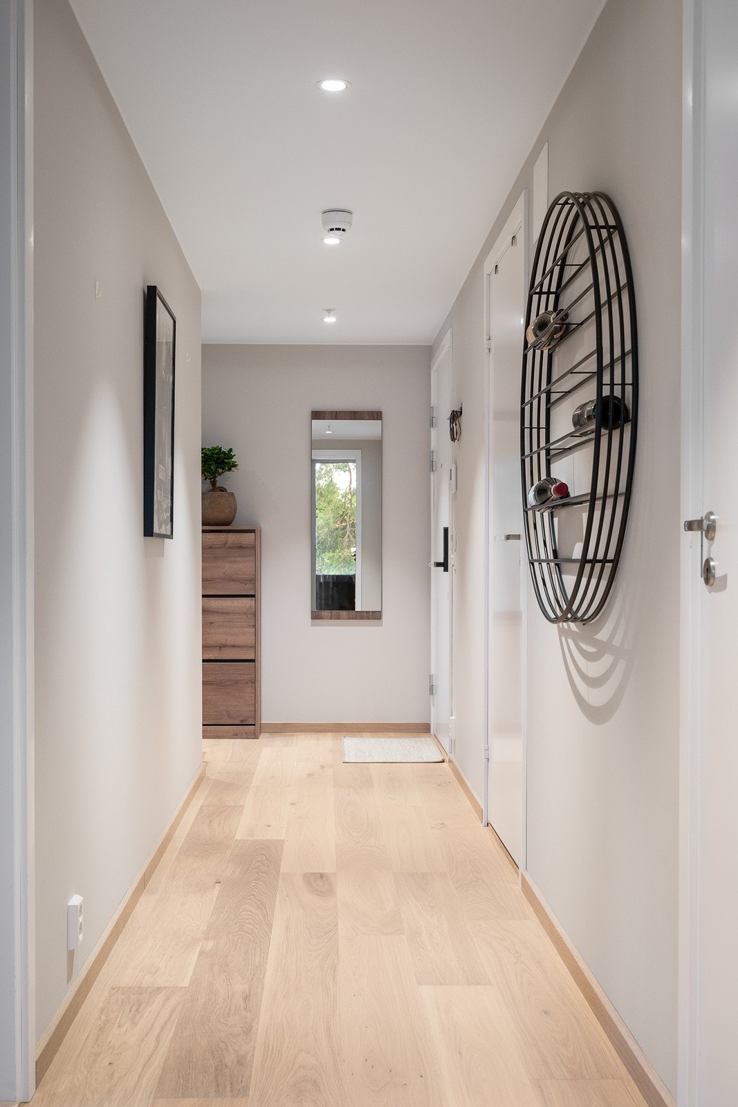 Leiligheten har en innbydende og praktisk entré med lyse og fine overflater Galleribilde