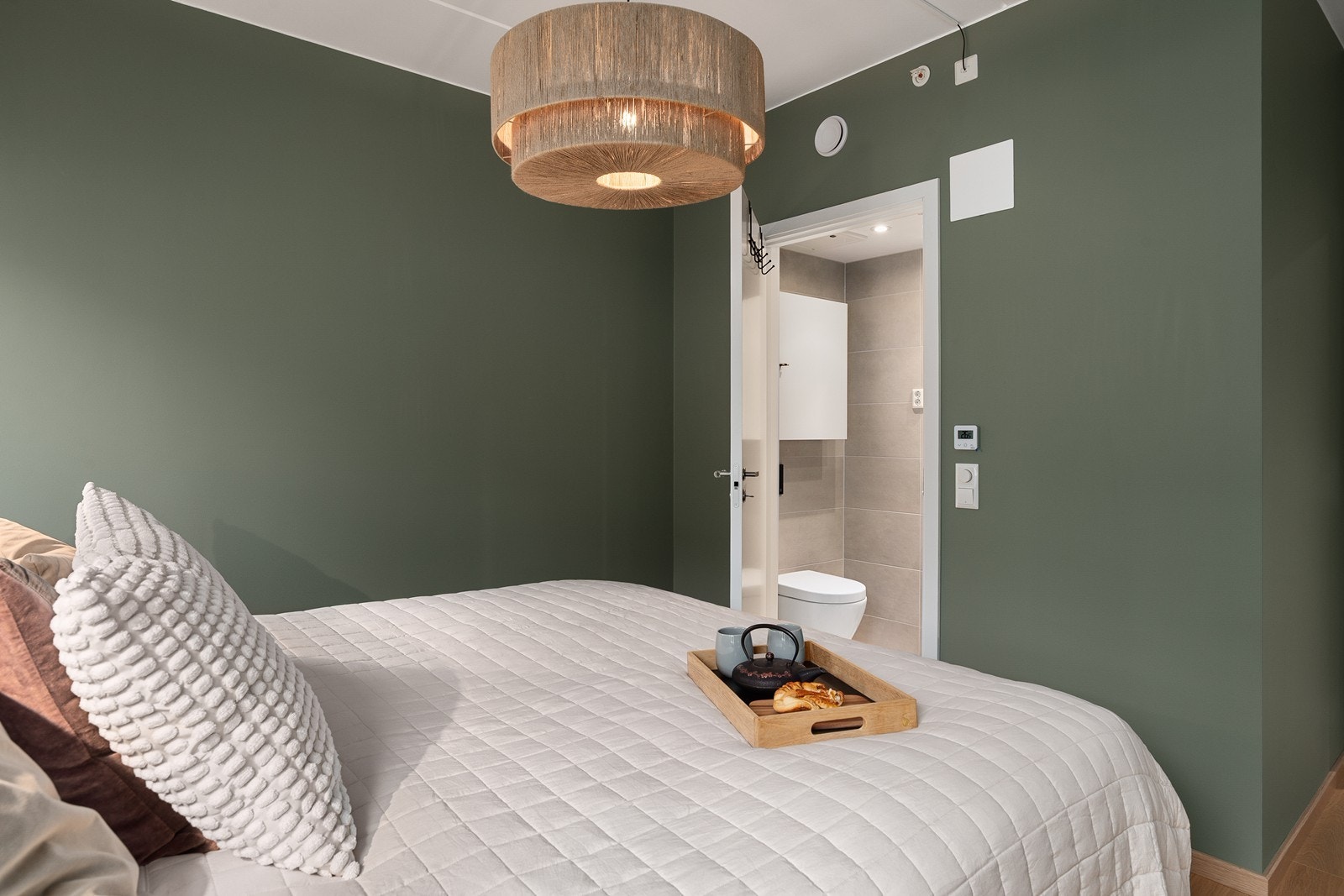 Hovedsoverommet har adgang til eget bad Galleribilde