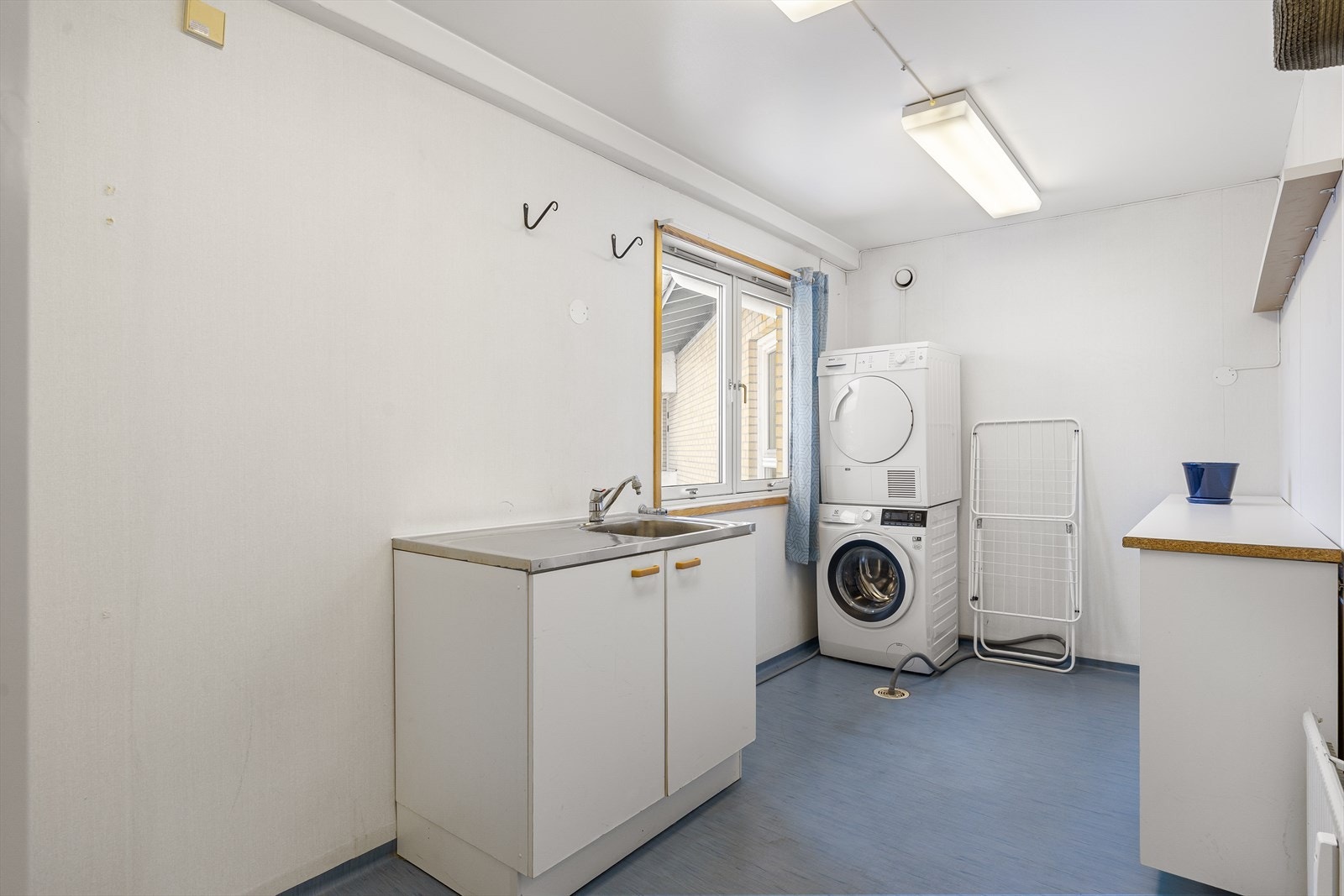 Leiligheten disponerer et praktisk vaskerom av god størrelse i samme etasje (5.). I tillegg disponerer leiligheten en ekstern bod, også beliggende i samme etasje Galleribilde