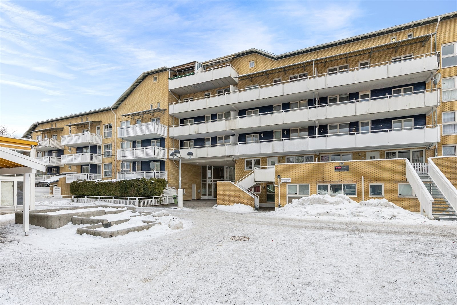 Fasade. Leiligheten har en attraktiv og familievennlig beliggenhet i et etablert boligområde på Bjørndal. Området er preget av nærhet til skog og mark, noe som gir rike muligheter for friluftsliv og rekreasjon rett utenfor døren Galleribilde