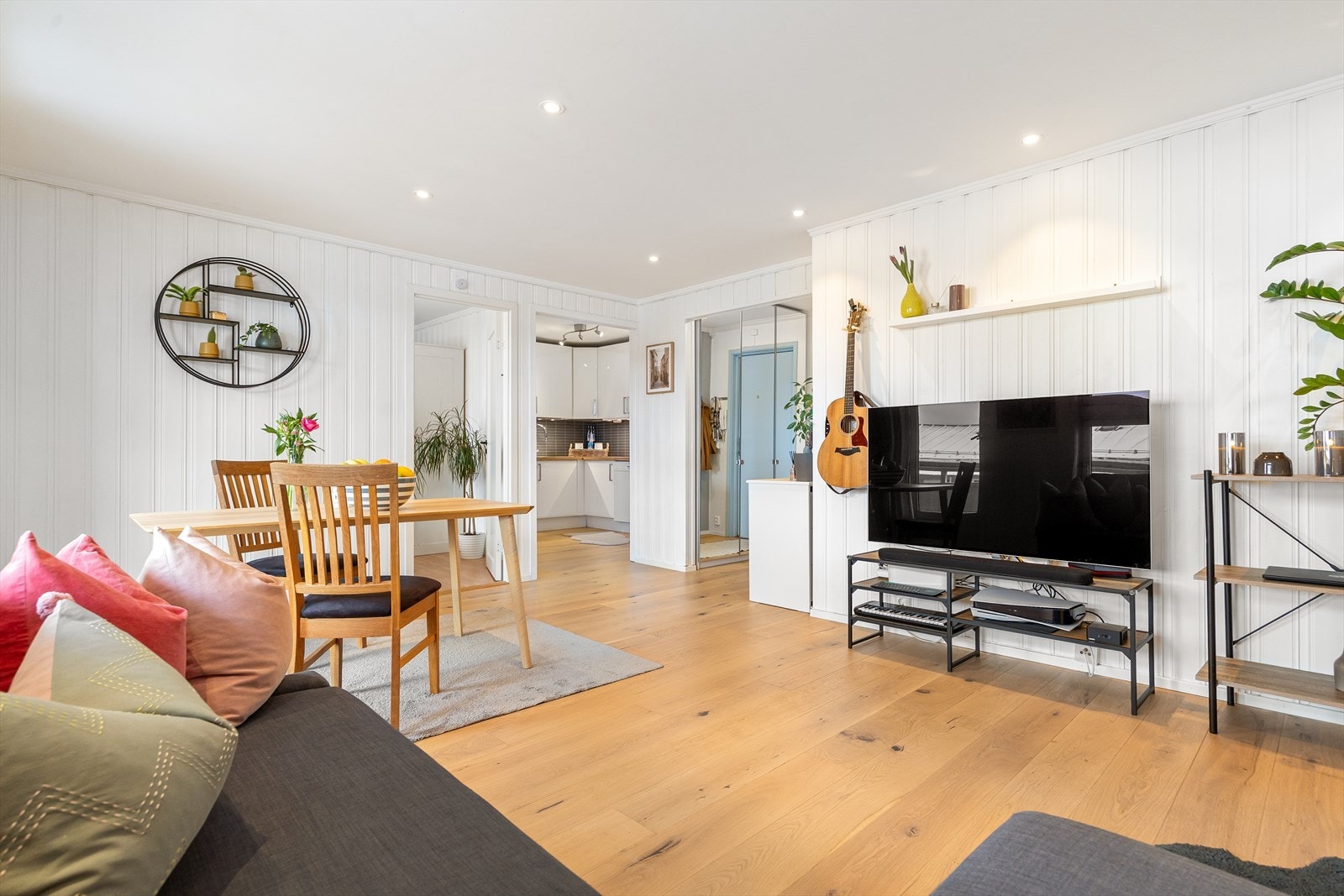 Stuen er romslig med god plass til å innrede med sofagruppe, TV-løsning med tilhørende møblement, spisegruppe og øvrig ønsket inventar Galleribilde