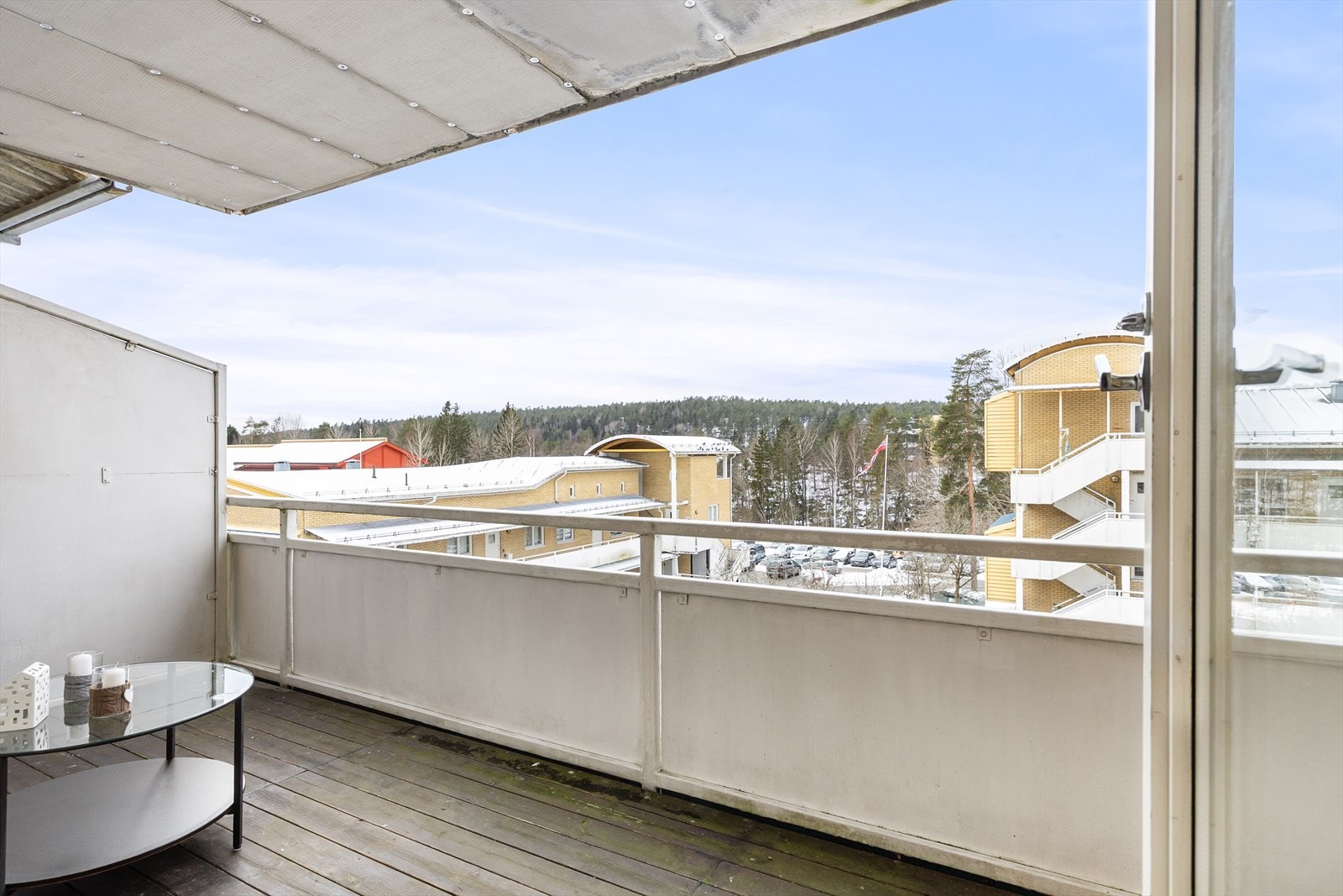 Balkongen føles privat og skjermet - her er det god plass til ønskelig utemøblement Galleribilde