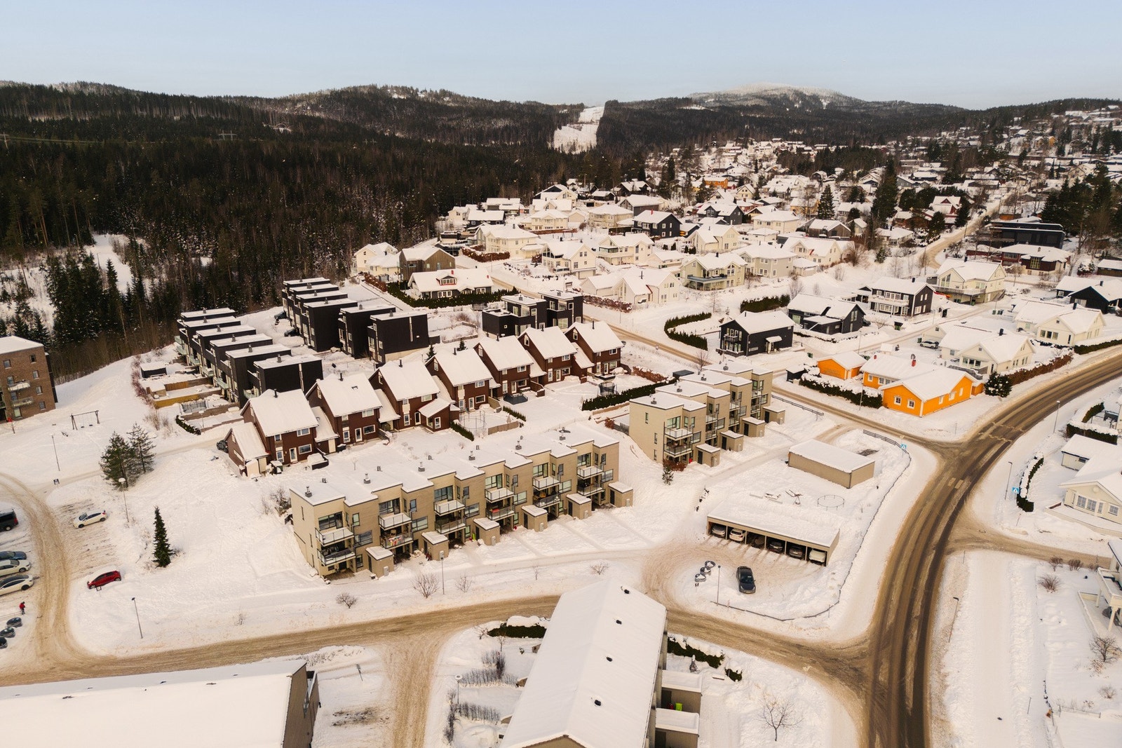 Rekkehuset ligger i et familievennlig og nyetablert boligområde på Kruttverket, med gangavstand til Rotnes sentrum i Nittedal kommune. Galleribilde
