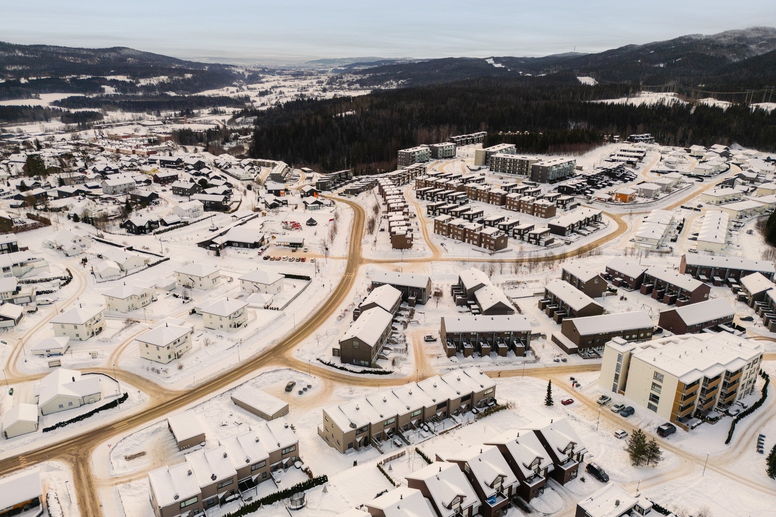 Området ligger naturskjønt til ved Nordmarka, med kort og trygg vei til både skoler og barnehage. Galleribilde