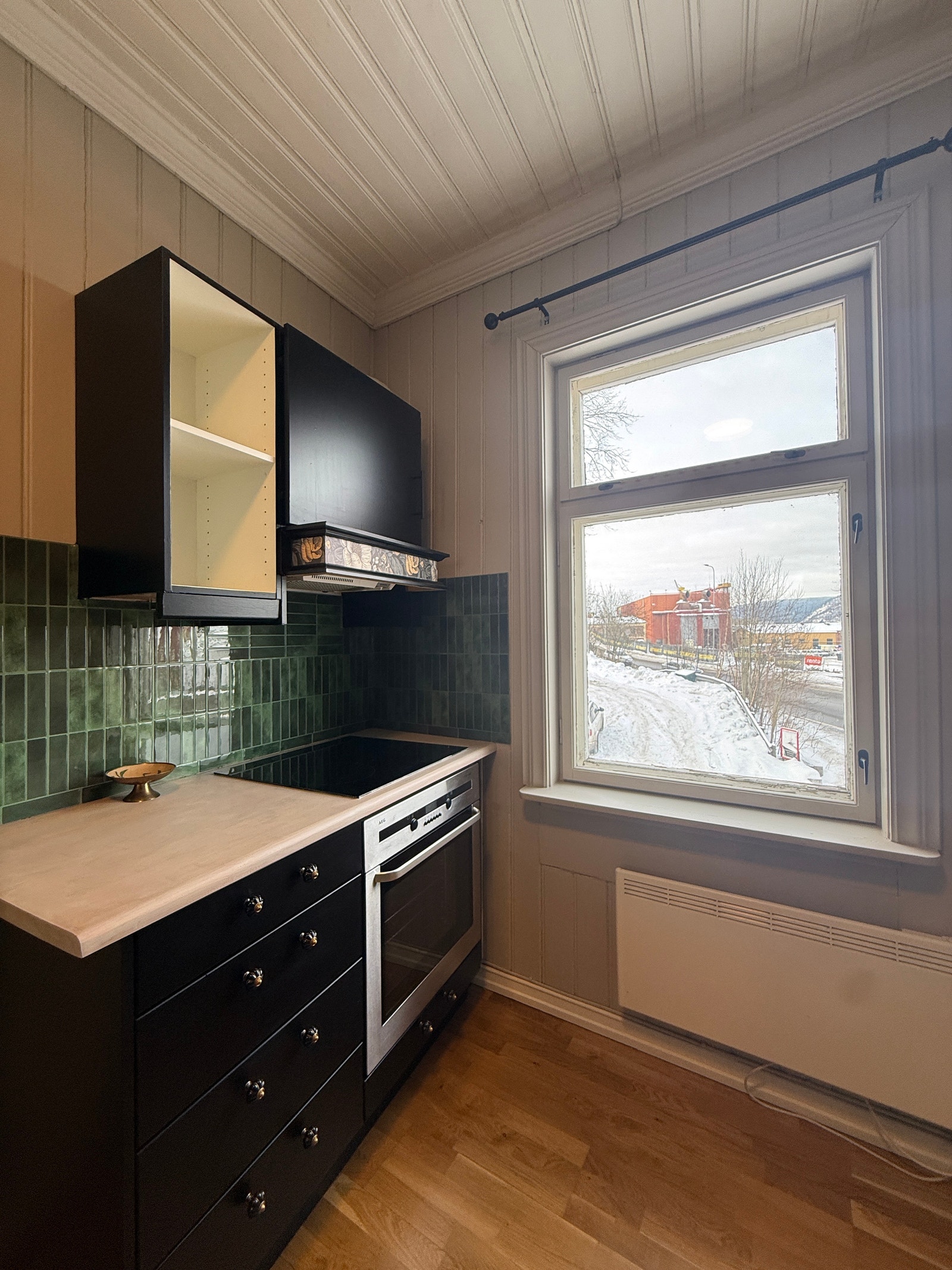 Eget kjøkkenrom med alle hvitevarer Galleribilde