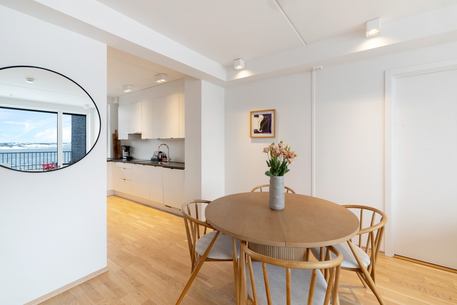 Stuen er åpen mot kjøkken. Galleribilde