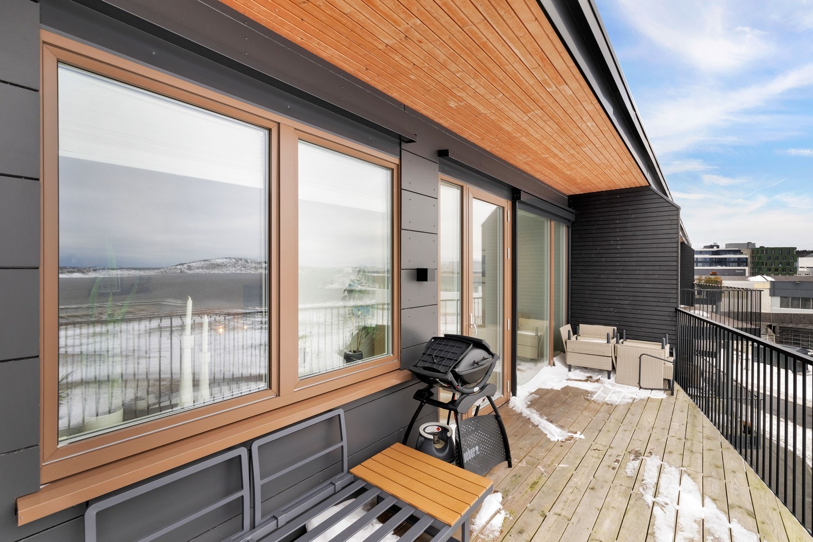 God plass til grill og utemøbler. Galleribilde