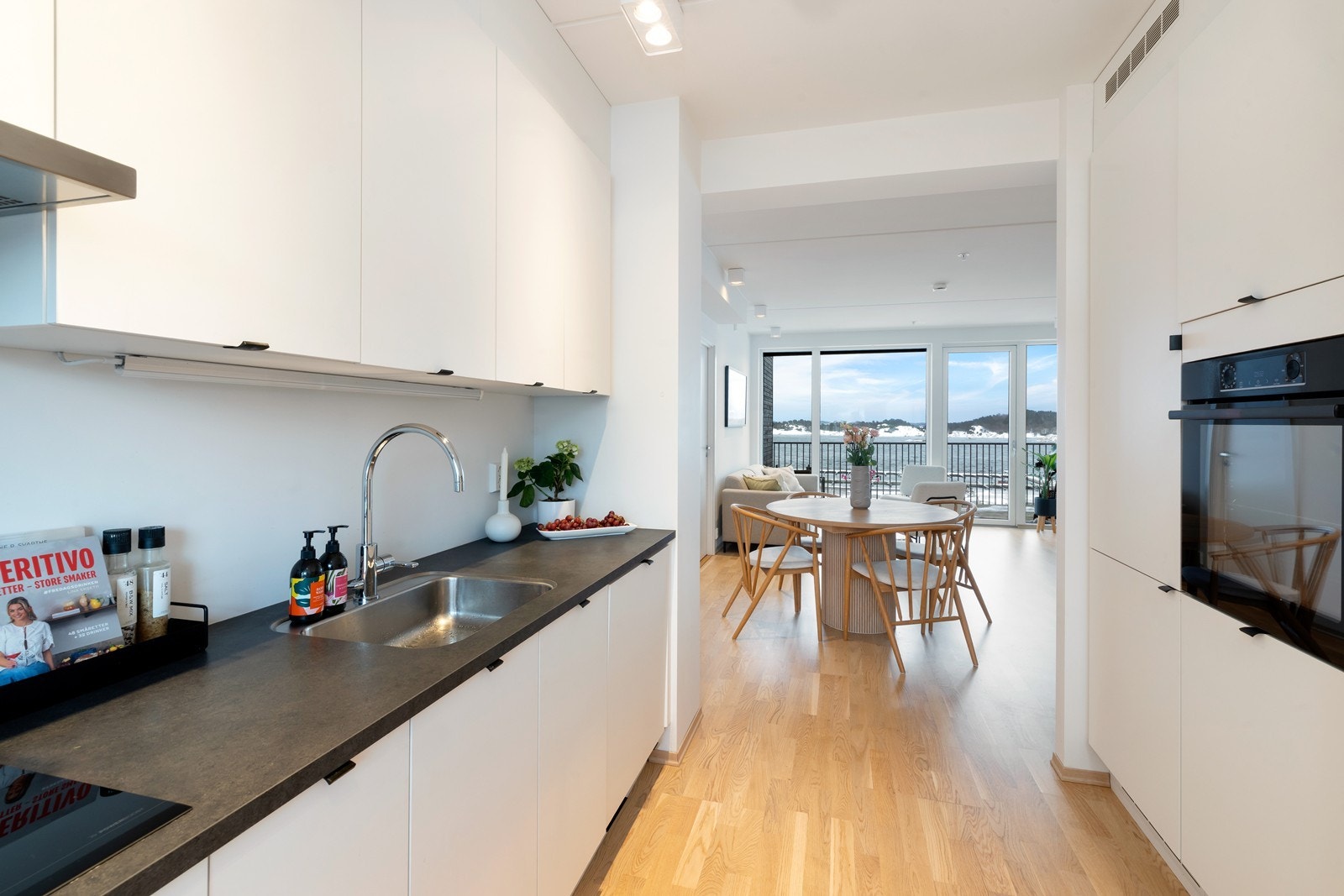 Godt med skapplass på kjøkken. Galleribilde